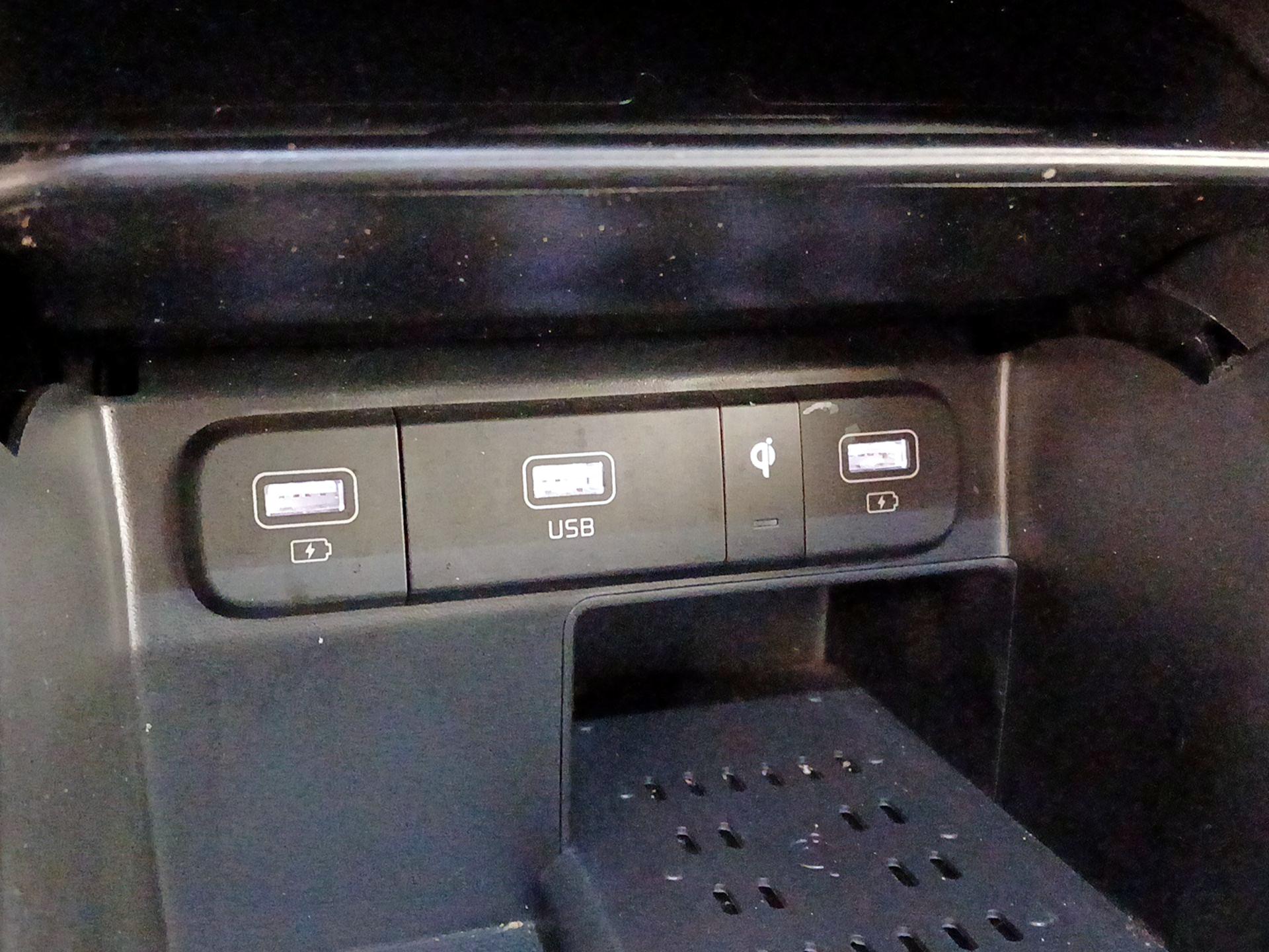 Thumbnail: 2023 Kia Sorento - 19