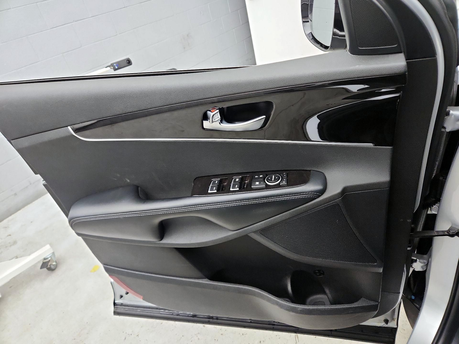 Thumbnail: 2017 Kia Sorento - 12