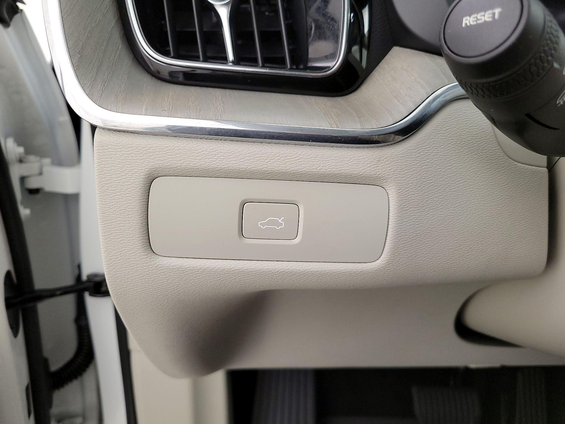 Thumbnail: 2023 Volvo XC60 - 13