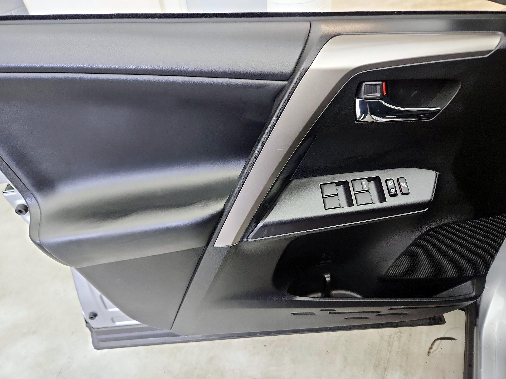 Thumbnail: 2018 Toyota RAV4 - 12