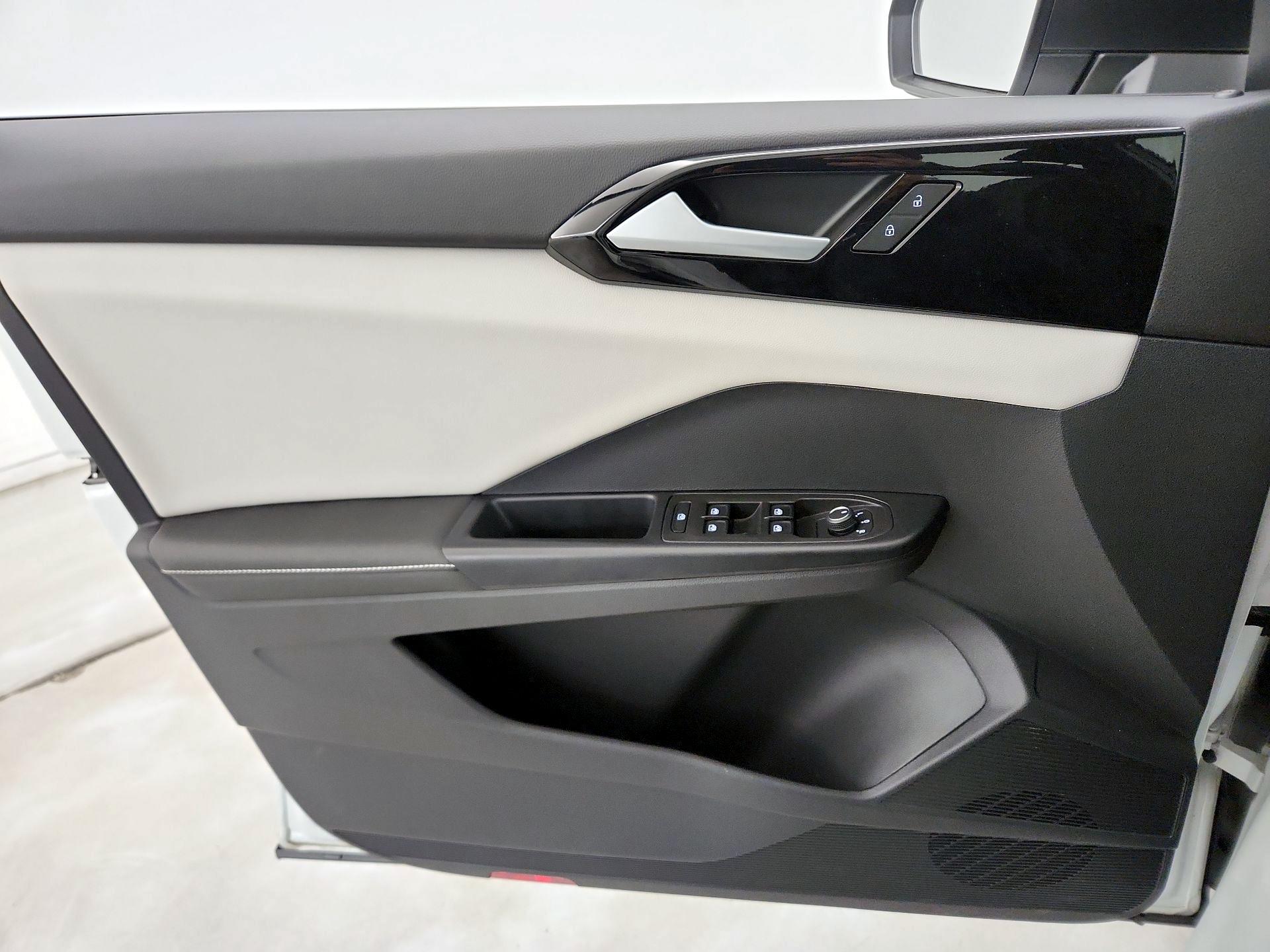 Thumbnail: 2025 Volkswagen Taos - 12