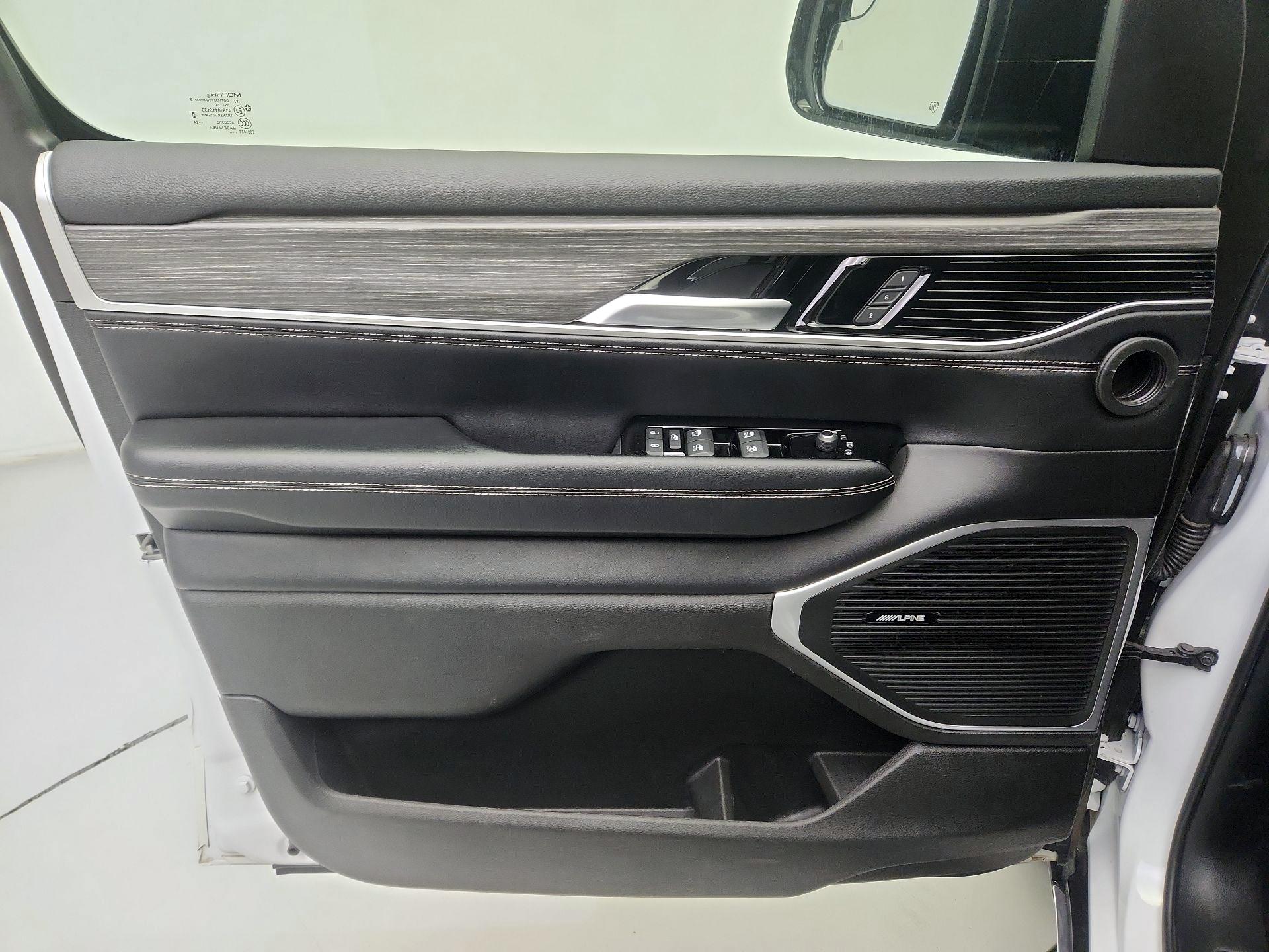 Thumbnail: 2024 Jeep Wagoneer - 12