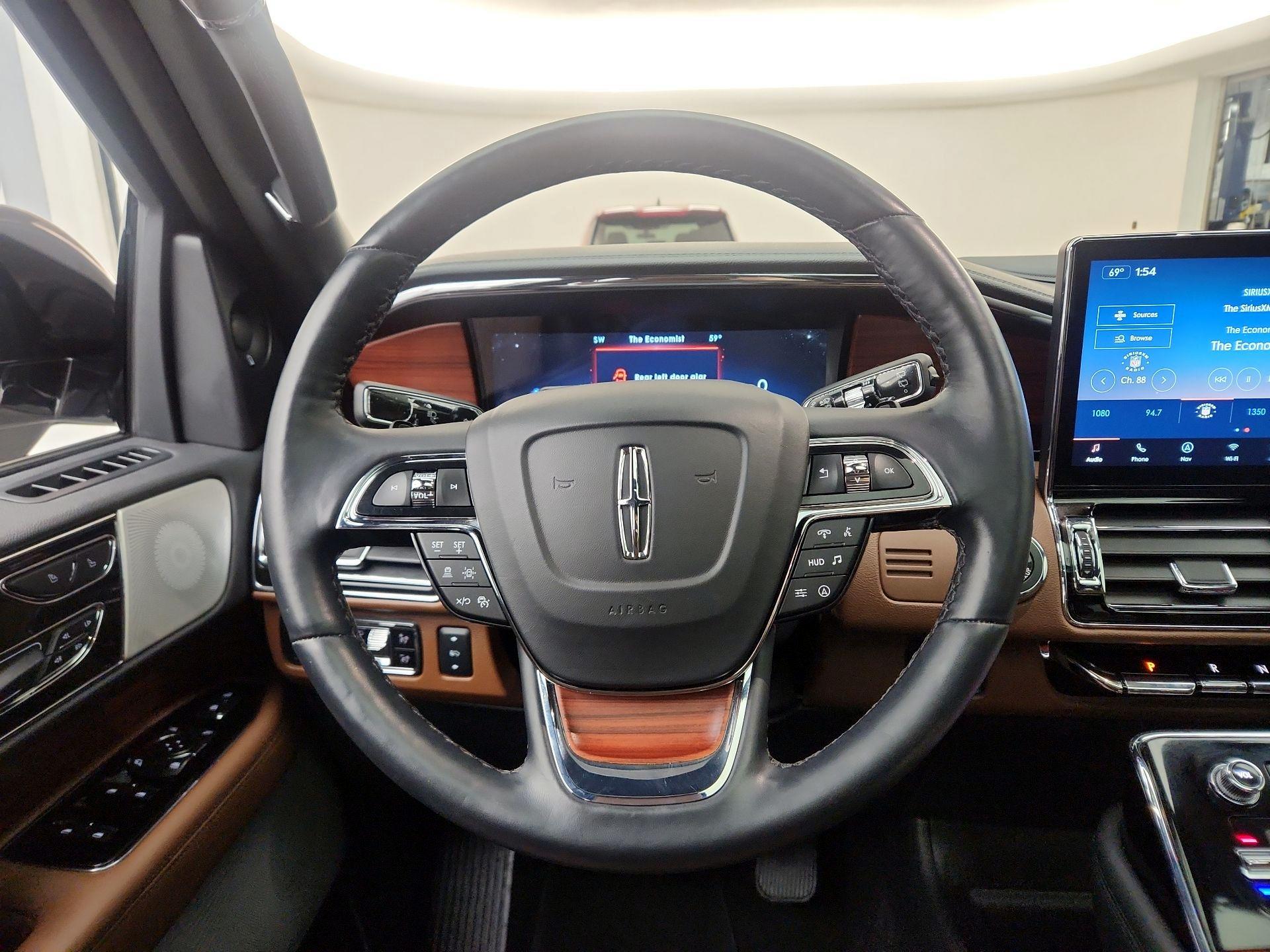 Thumbnail: 2024 Lincoln Navigator L - 10