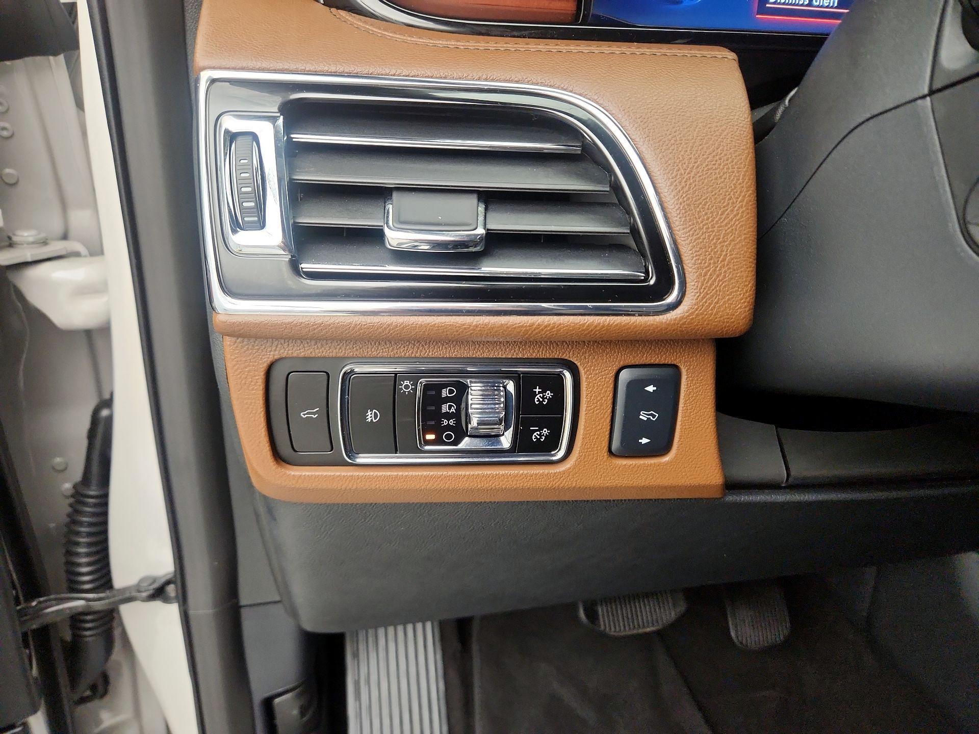 Thumbnail: 2024 Lincoln Navigator L - 13