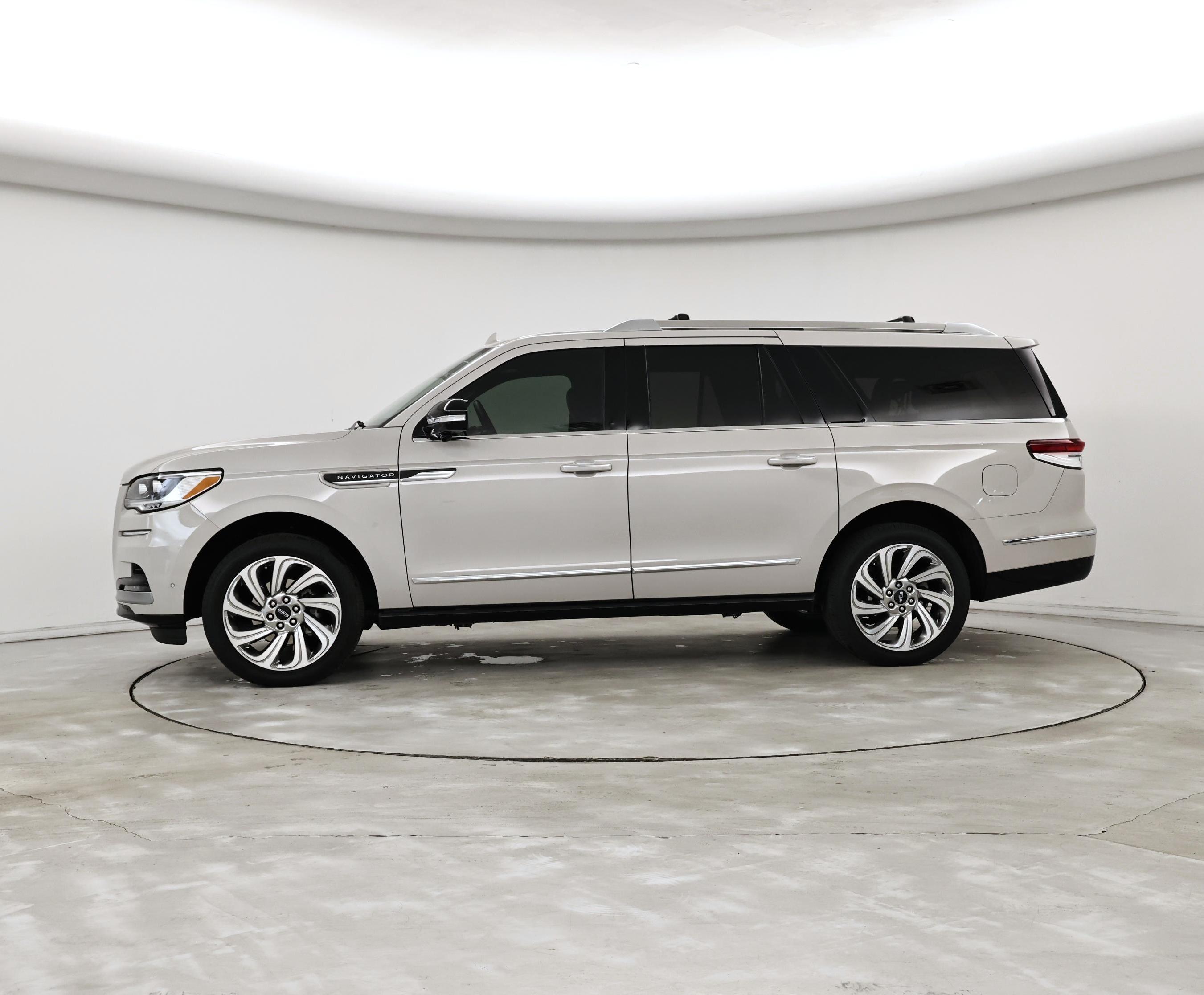 Thumbnail: 2024 Lincoln Navigator L - 3