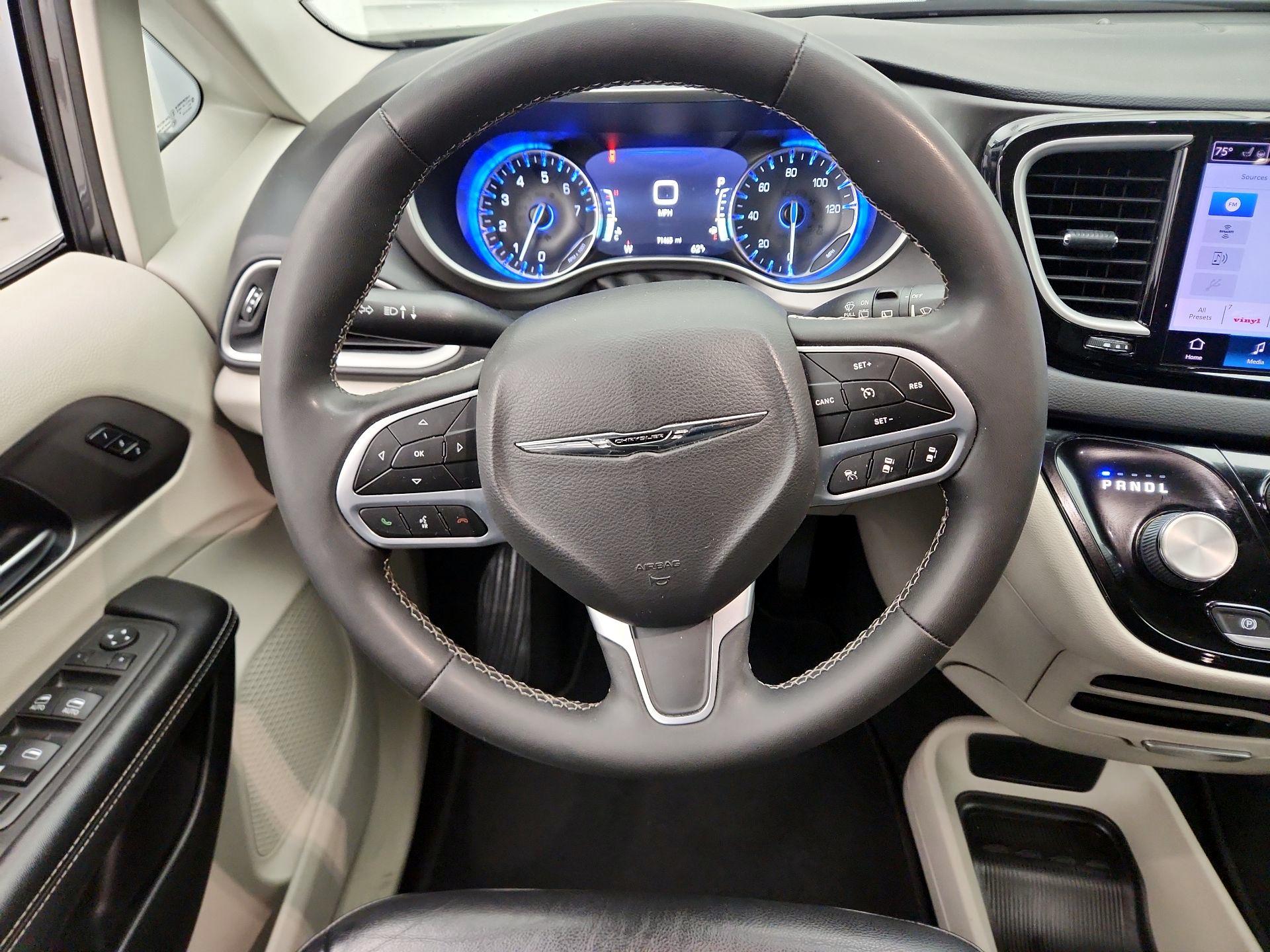 Thumbnail: 2022 Chrysler Pacifica - 10