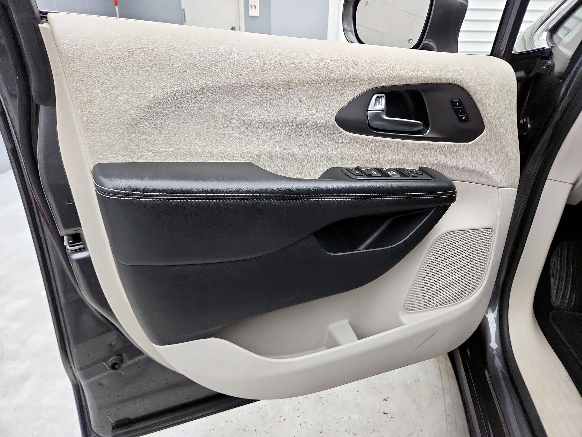 Thumbnail: 2022 Chrysler Pacifica - 12