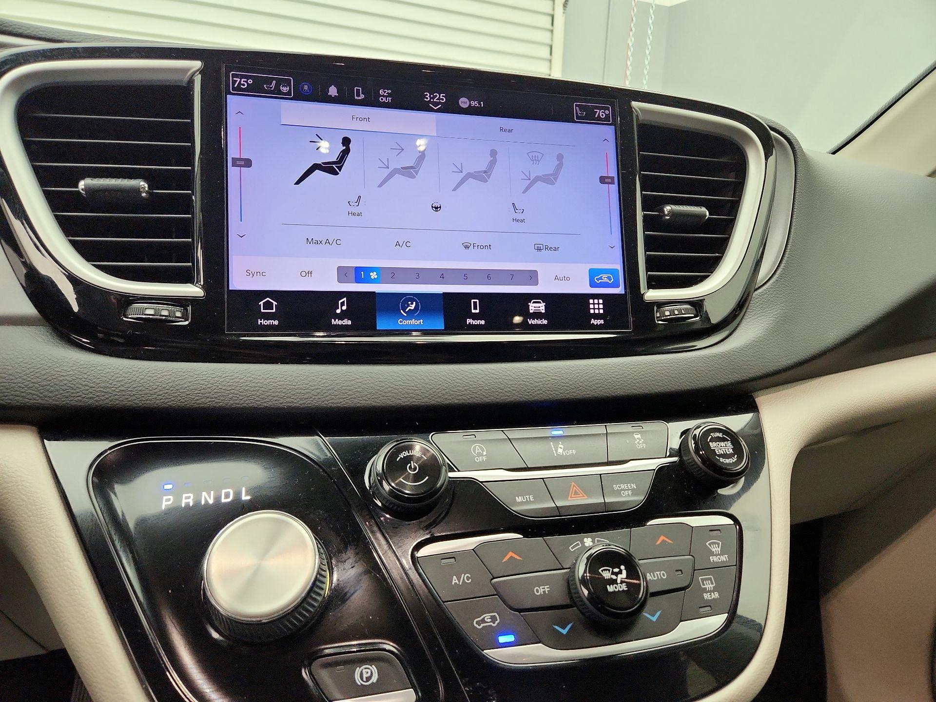 Thumbnail: 2022 Chrysler Pacifica - 16