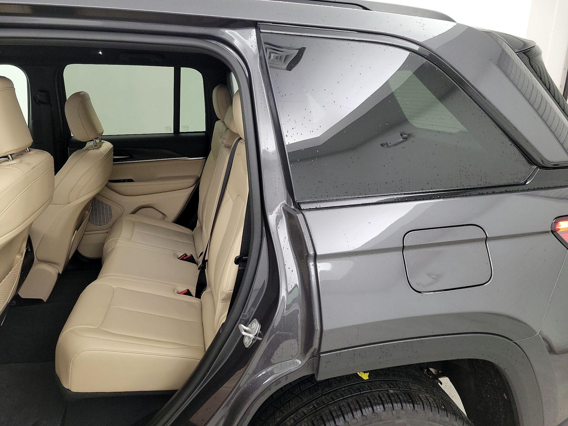 Thumbnail: 2023 Jeep Grand Cherokee - 20