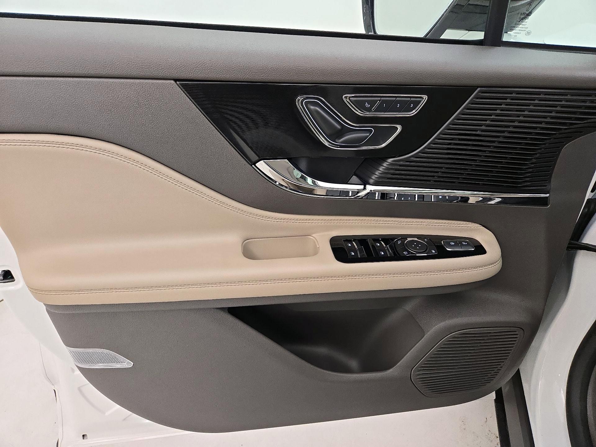 Thumbnail: 2022 Lincoln Corsair - 12