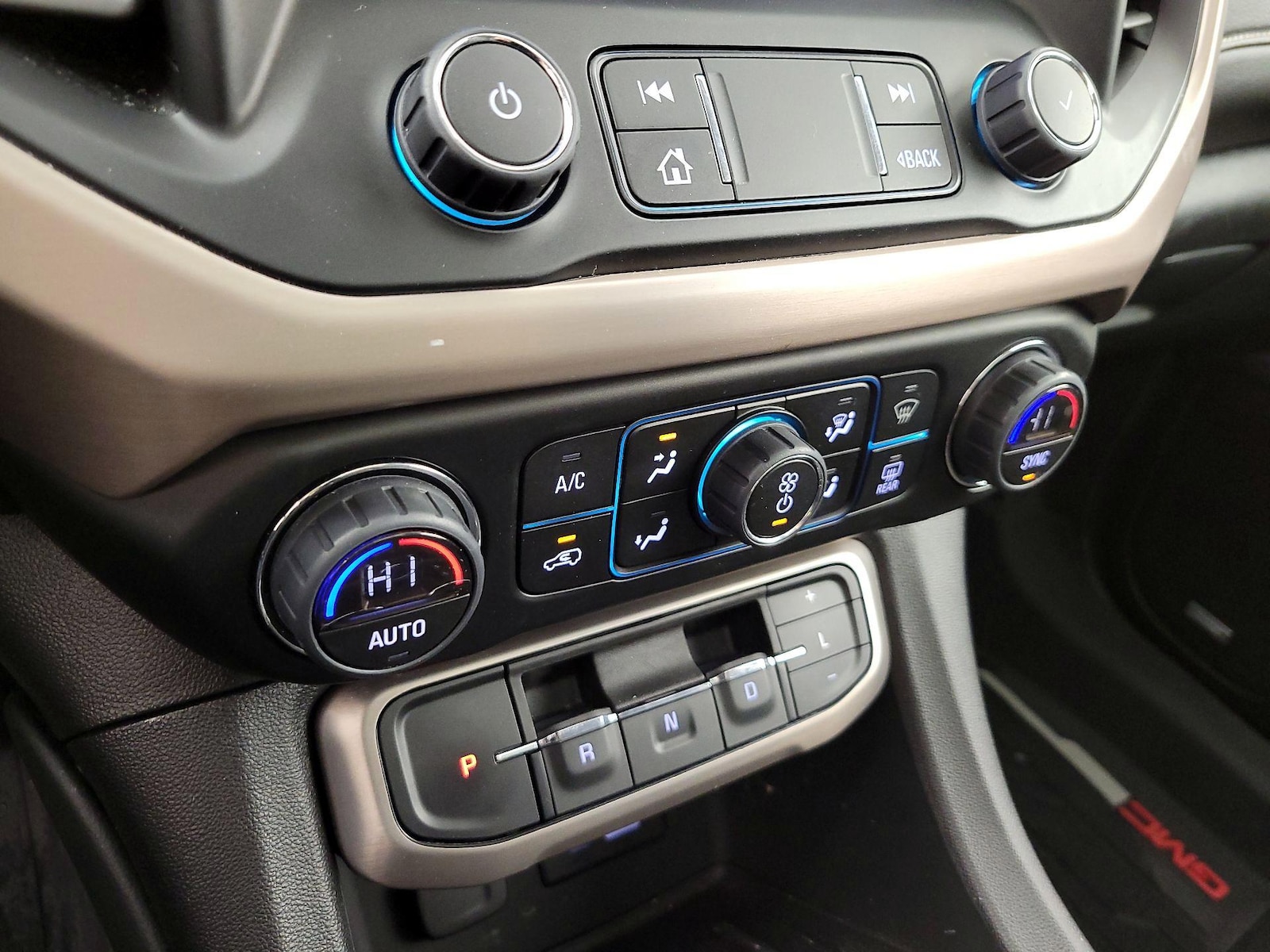 2023 GMC Acadia Denali - Photo 18