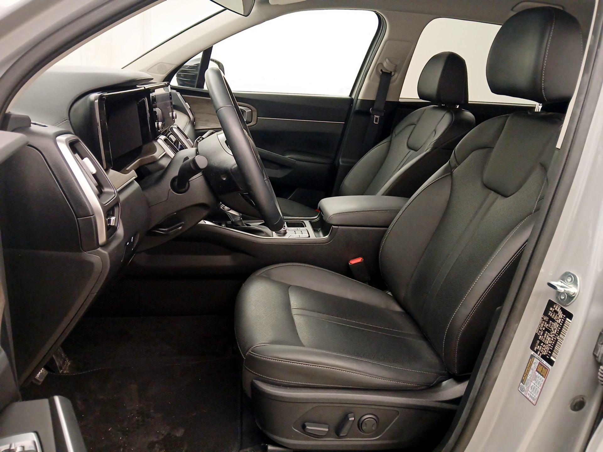 Thumbnail: 2023 Kia Sorento - 11