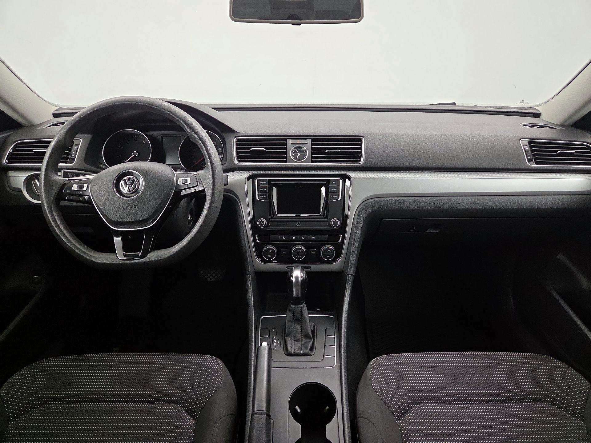 Thumbnail: 2016 Volkswagen Passat - 9