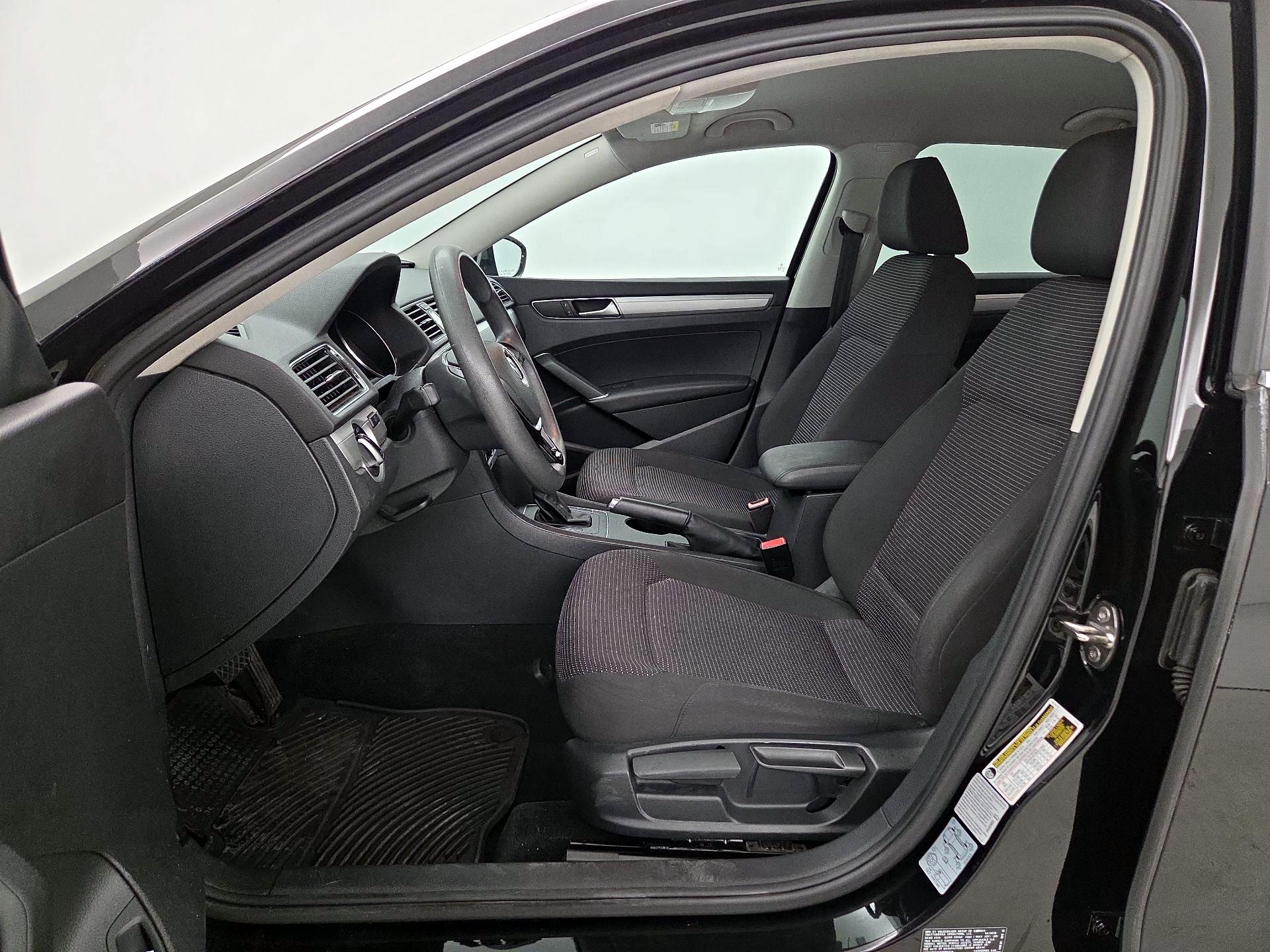 Thumbnail: 2016 Volkswagen Passat - 11