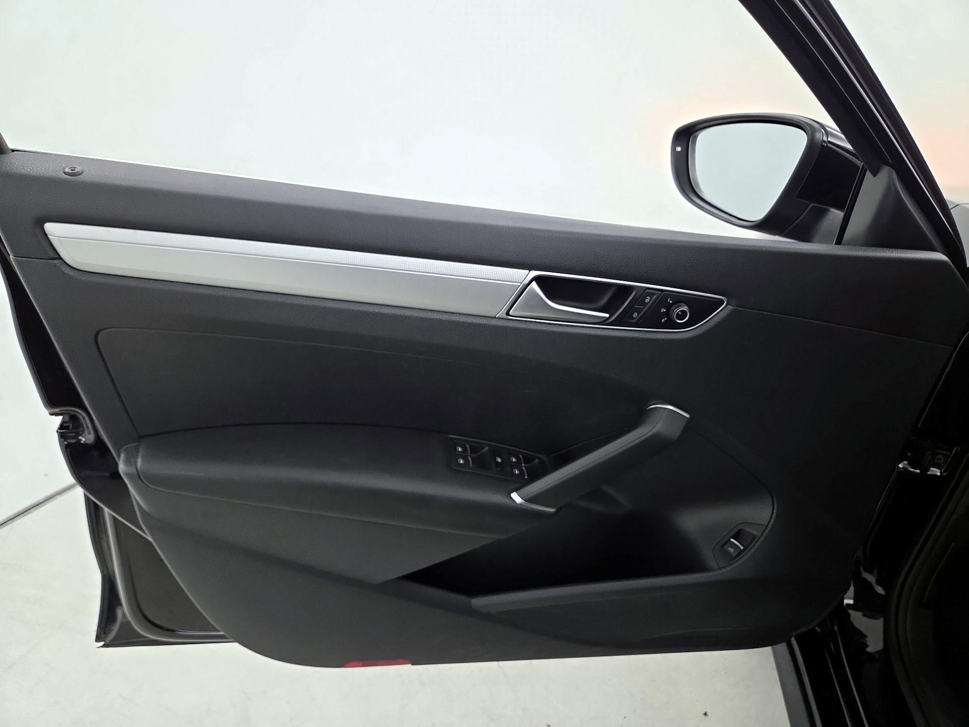 Thumbnail: 2016 Volkswagen Passat - 12