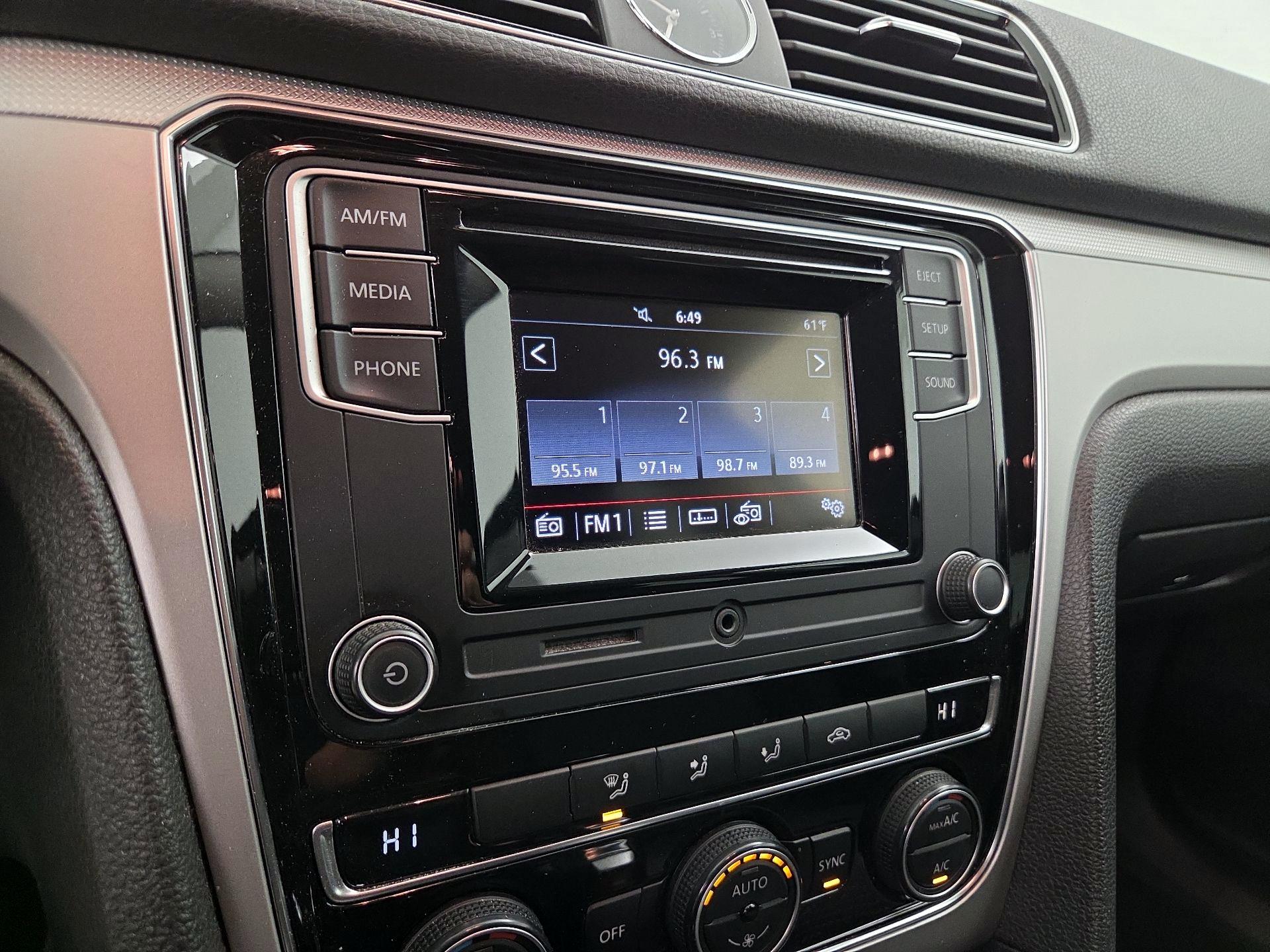 Thumbnail: 2016 Volkswagen Passat - 15