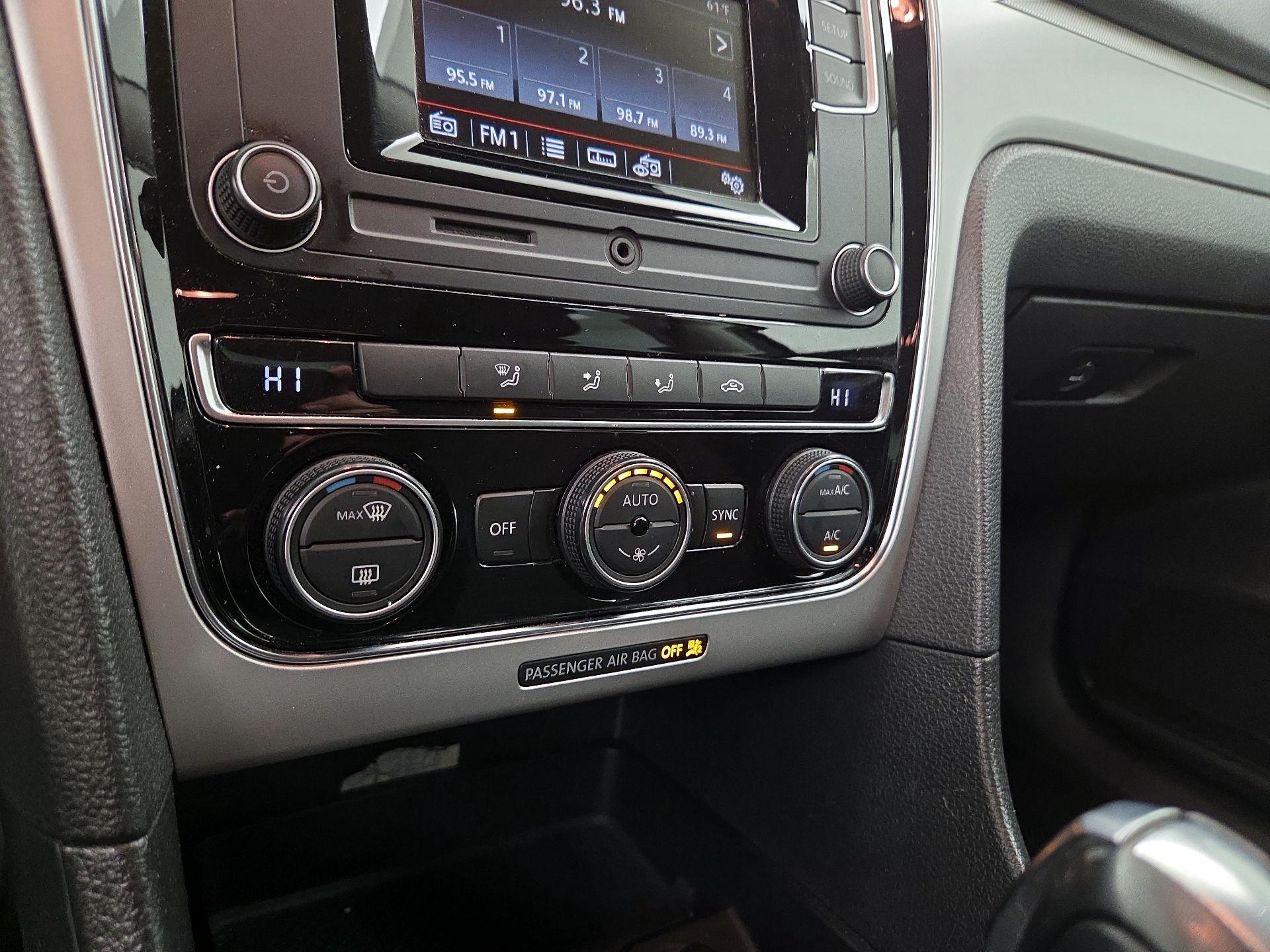 Thumbnail: 2016 Volkswagen Passat - 16