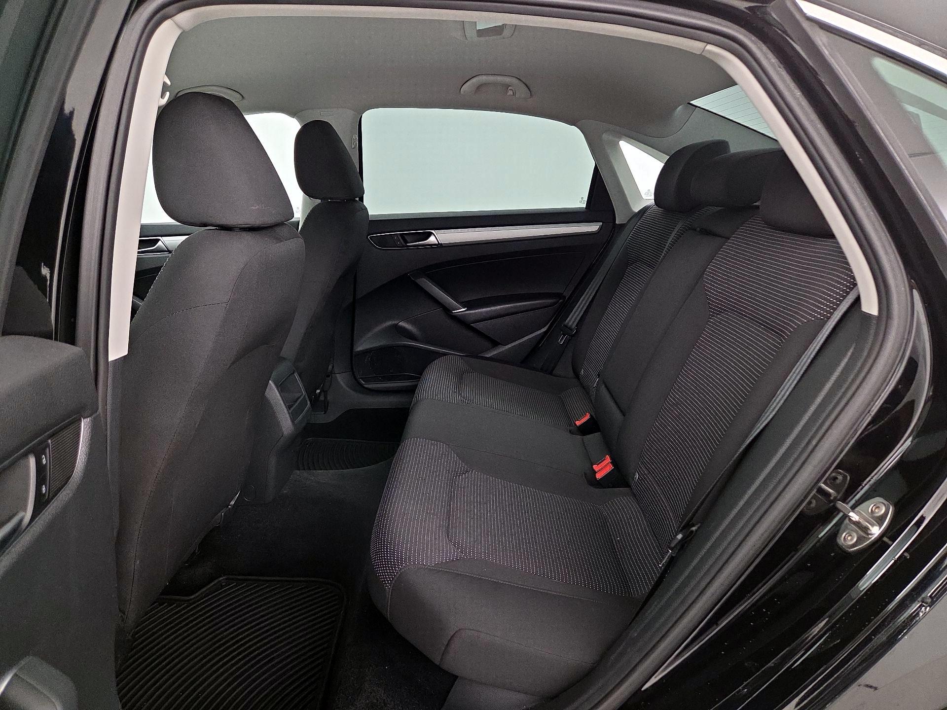 Thumbnail: 2016 Volkswagen Passat - 19