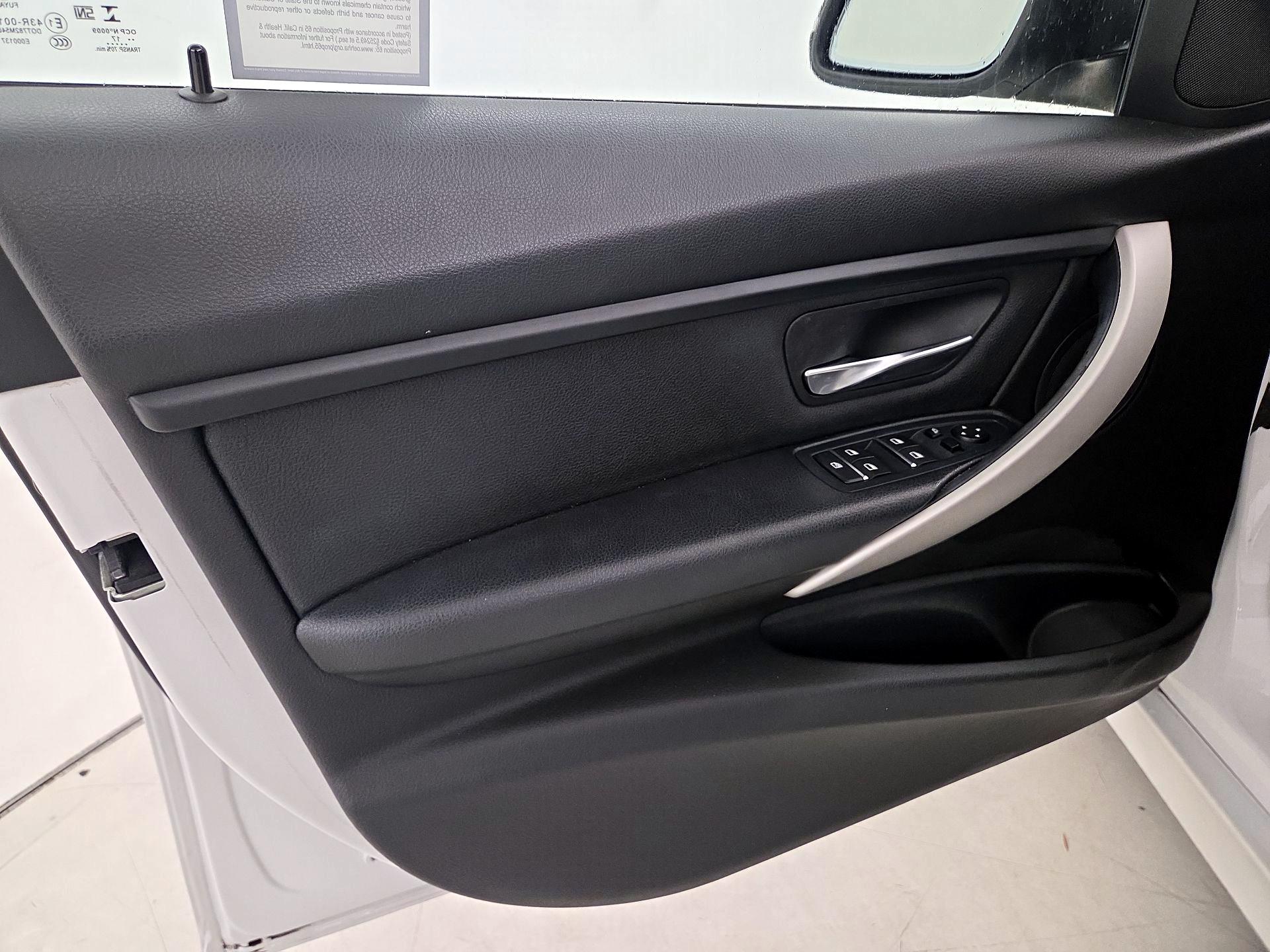 Thumbnail: 2018 BMW 3 Series - 12