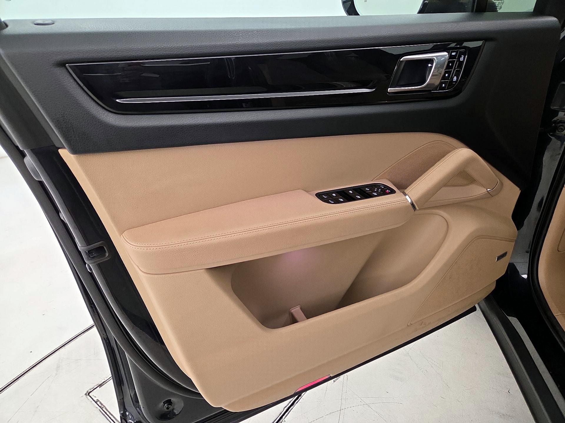 Thumbnail: 2019 Porsche Cayenne - 12