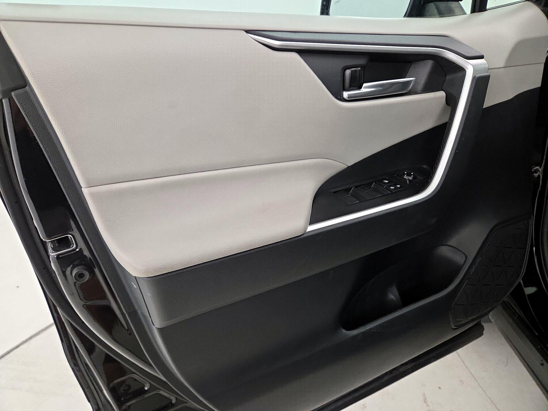 Thumbnail: 2020 Toyota RAV4 - 12