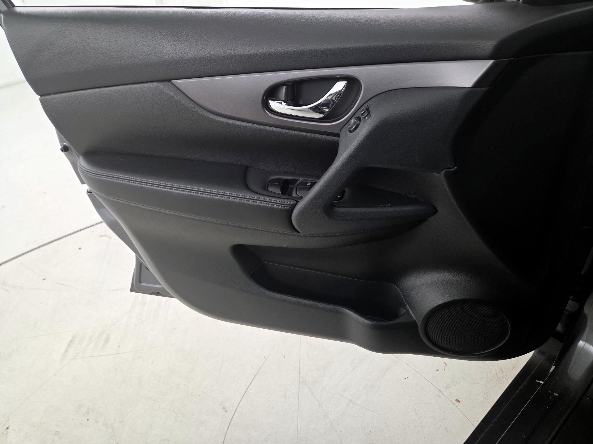 Thumbnail: 2015 Nissan Rogue - 12