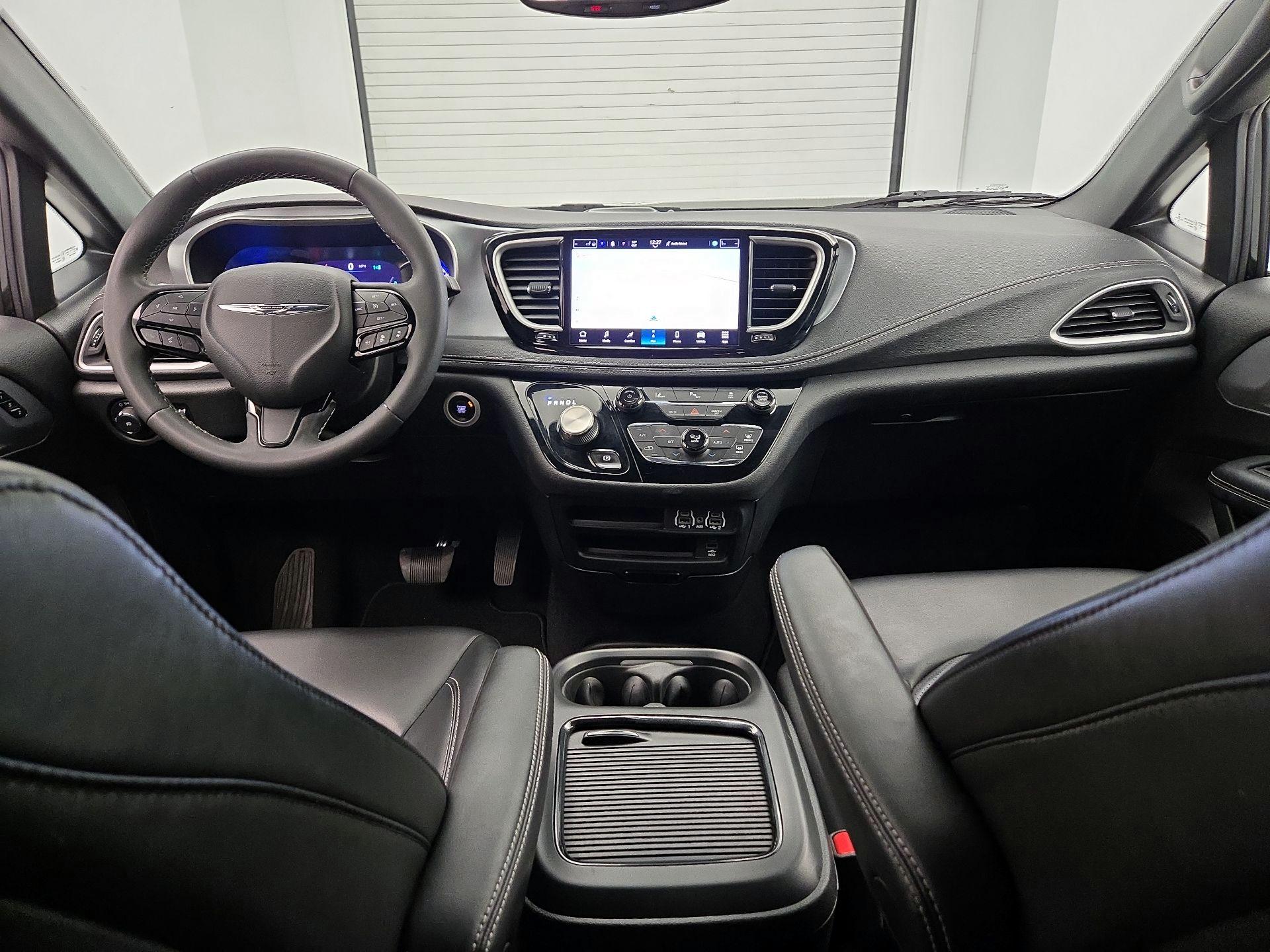 Thumbnail: 2023 Chrysler Pacifica - 9