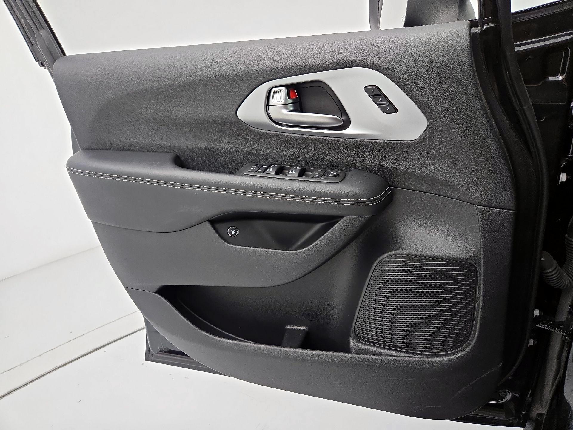 Thumbnail: 2023 Chrysler Pacifica - 12