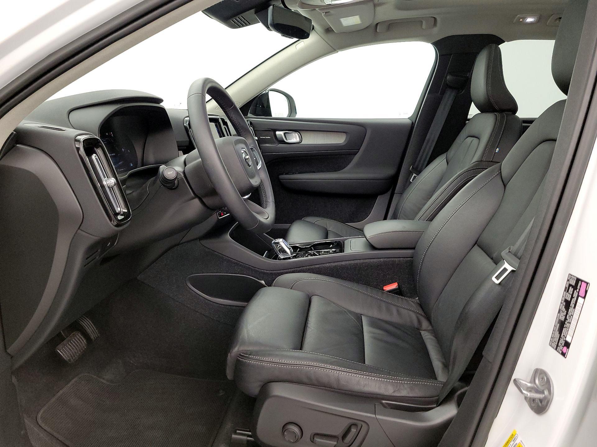 Thumbnail: 2023 Volvo XC40 - 11