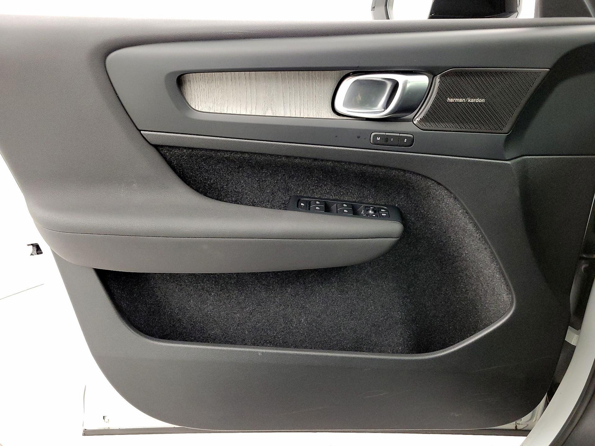 Thumbnail: 2023 Volvo XC40 - 12