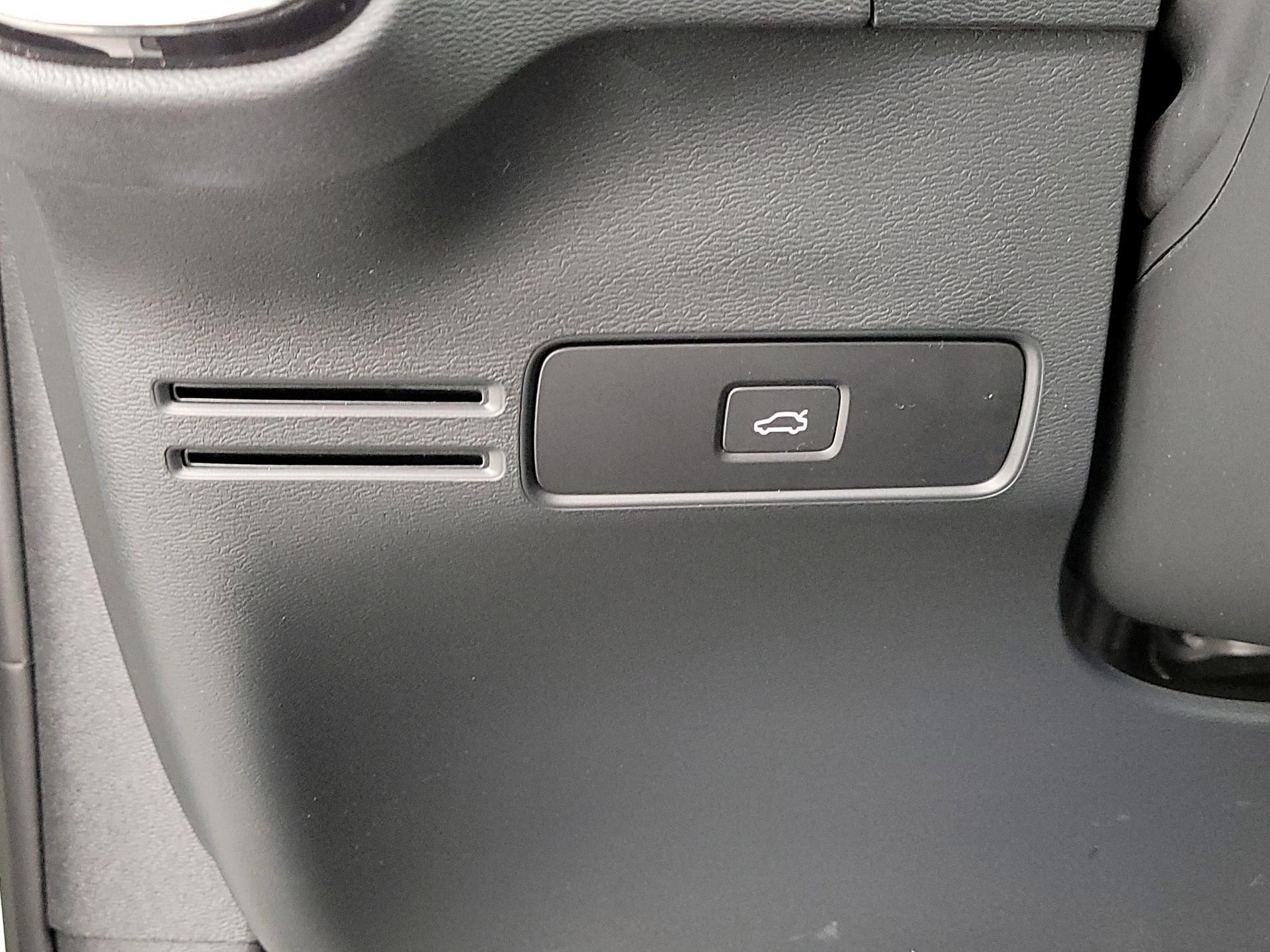 Thumbnail: 2023 Volvo XC40 - 13