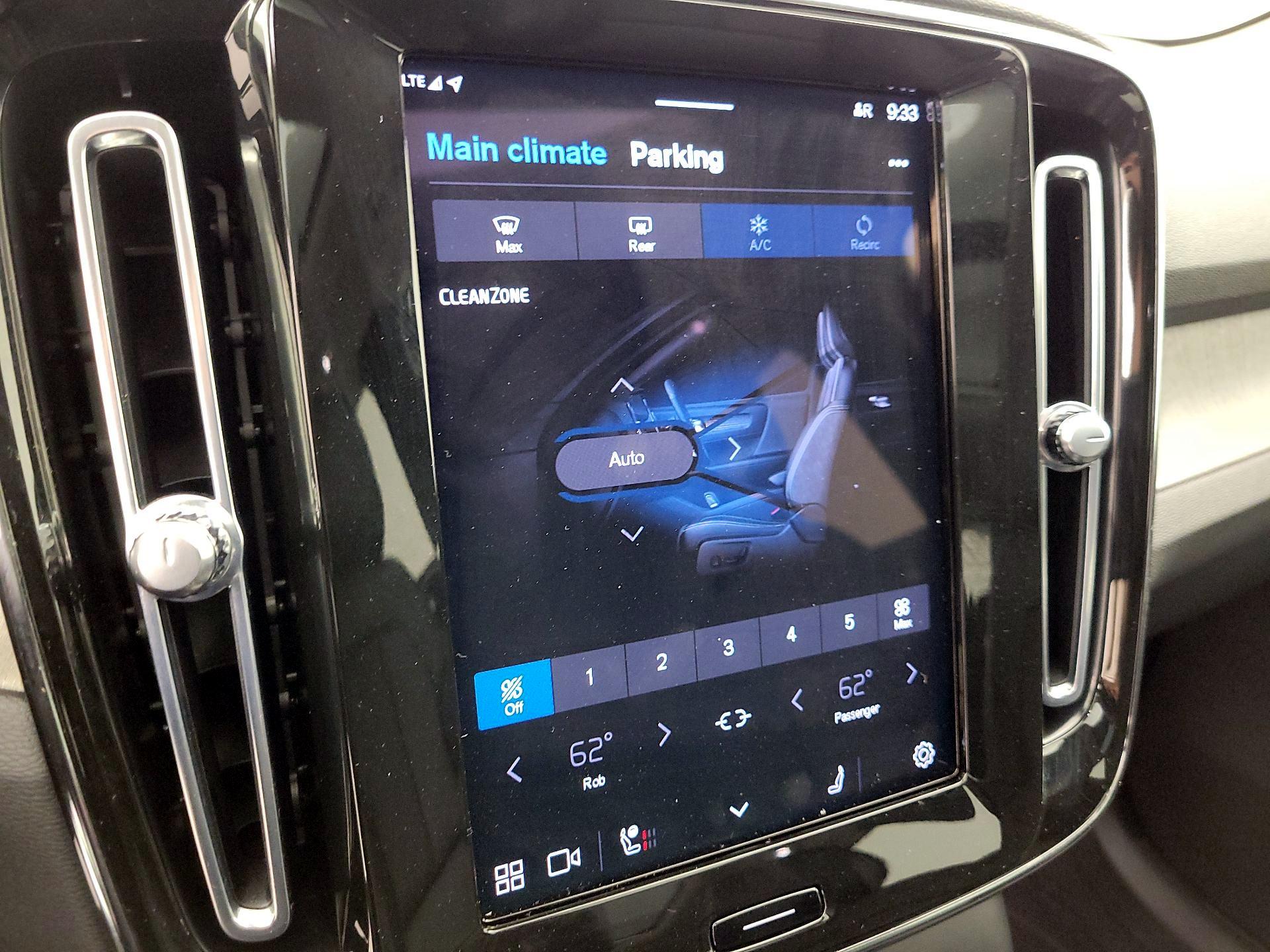 Thumbnail: 2023 Volvo XC40 - 17