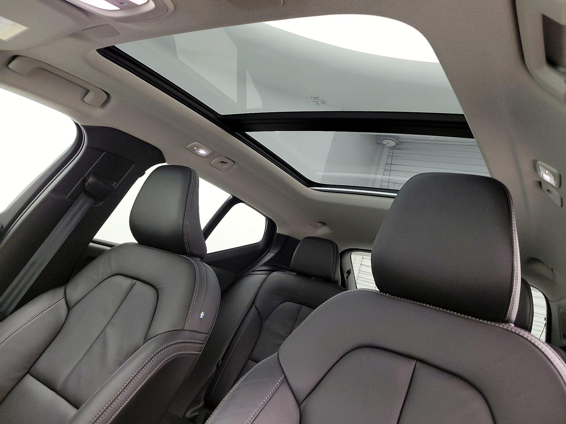 Thumbnail: 2023 Volvo XC40 - 20