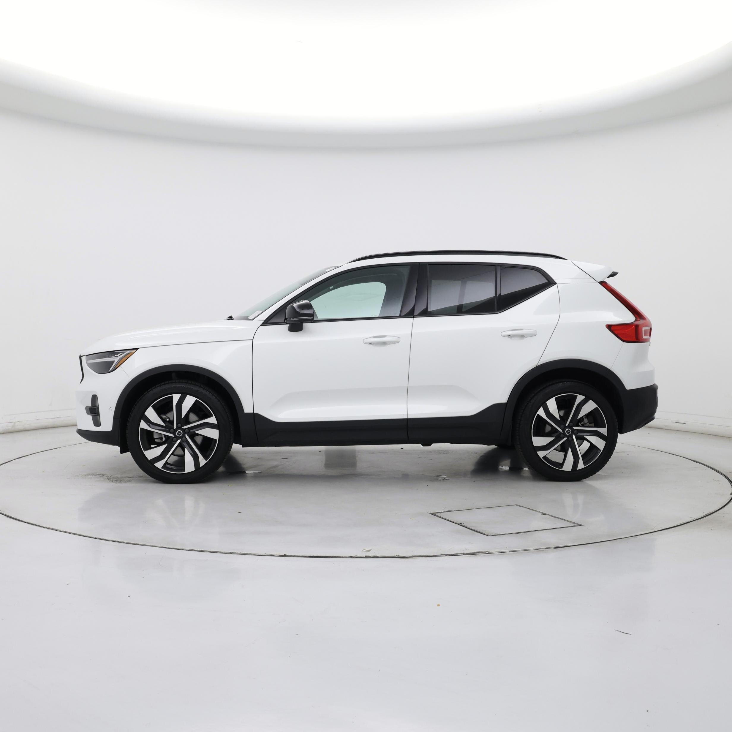 Thumbnail: 2023 Volvo XC40 - 3