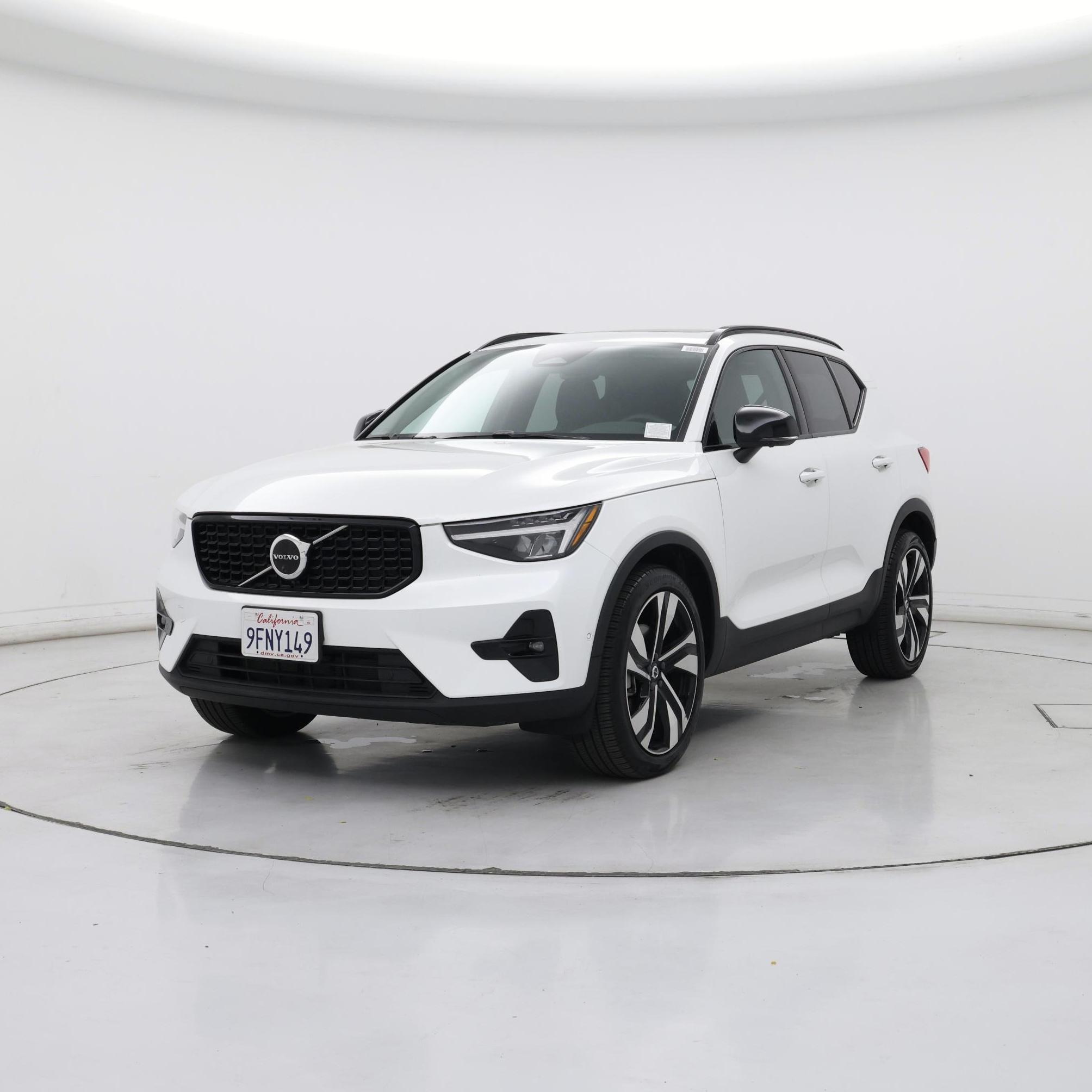 Thumbnail: 2023 Volvo XC40 - 4