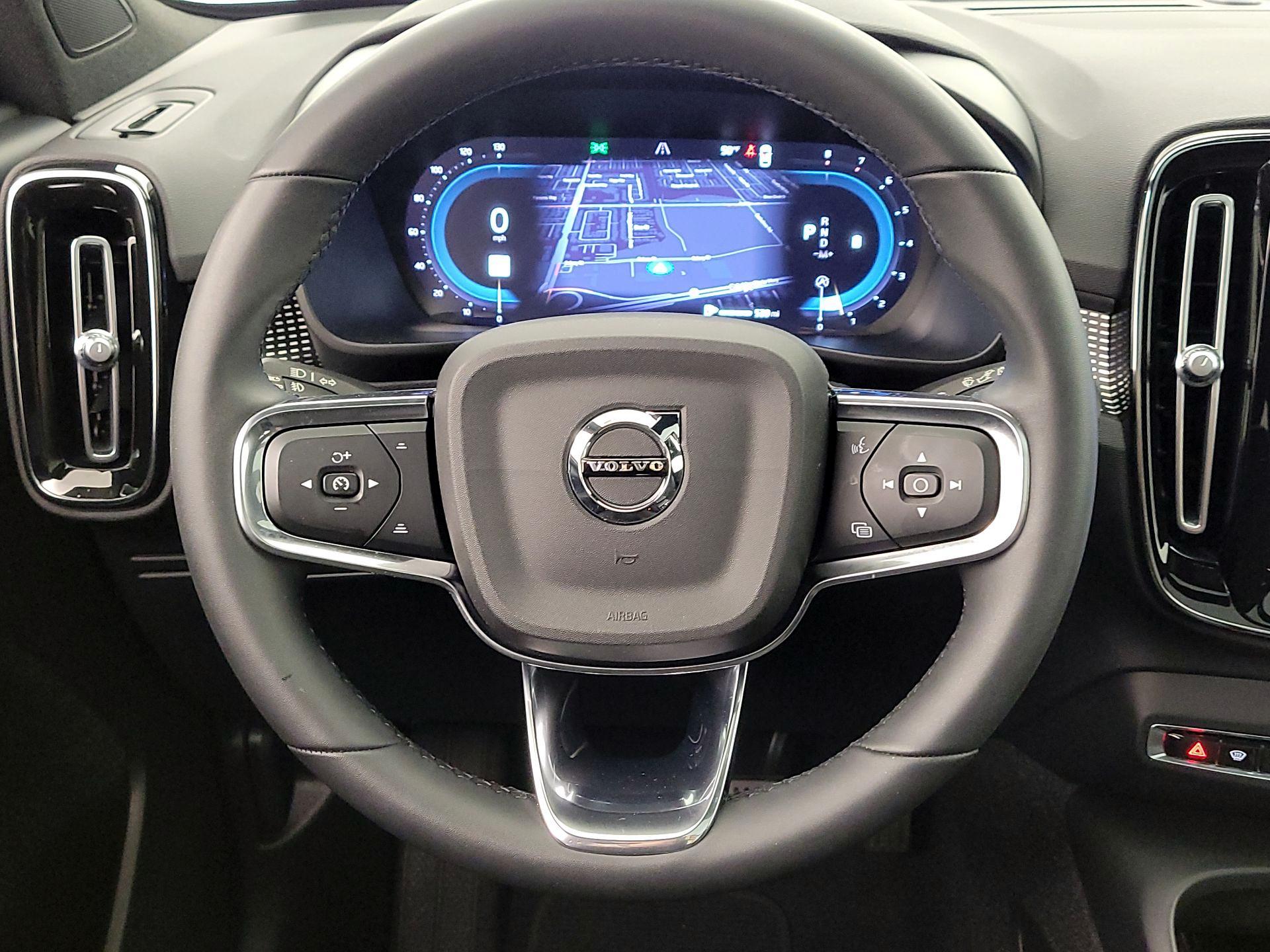 Thumbnail: 2023 Volvo XC40 - 10