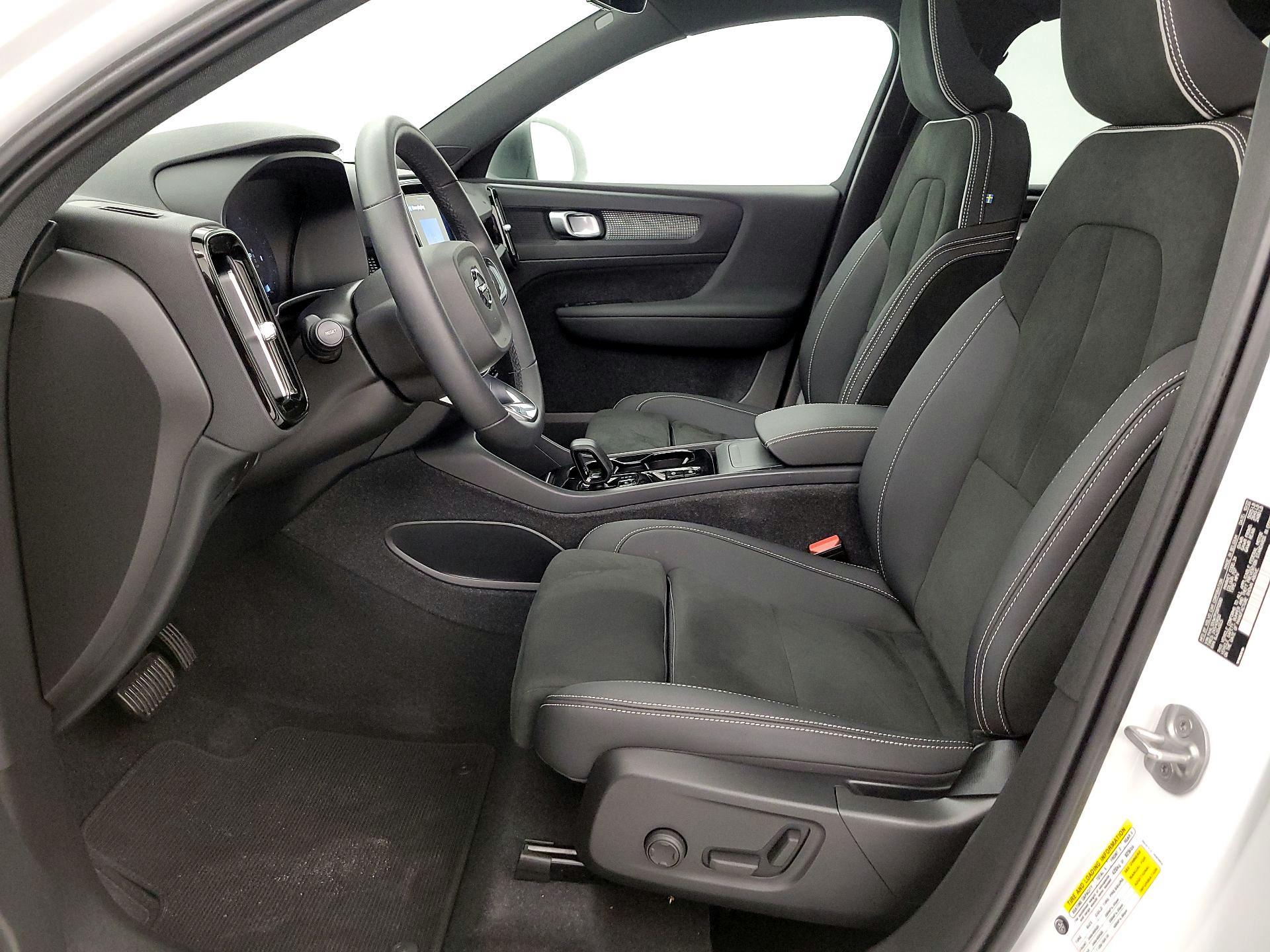 Thumbnail: 2023 Volvo XC40 - 11