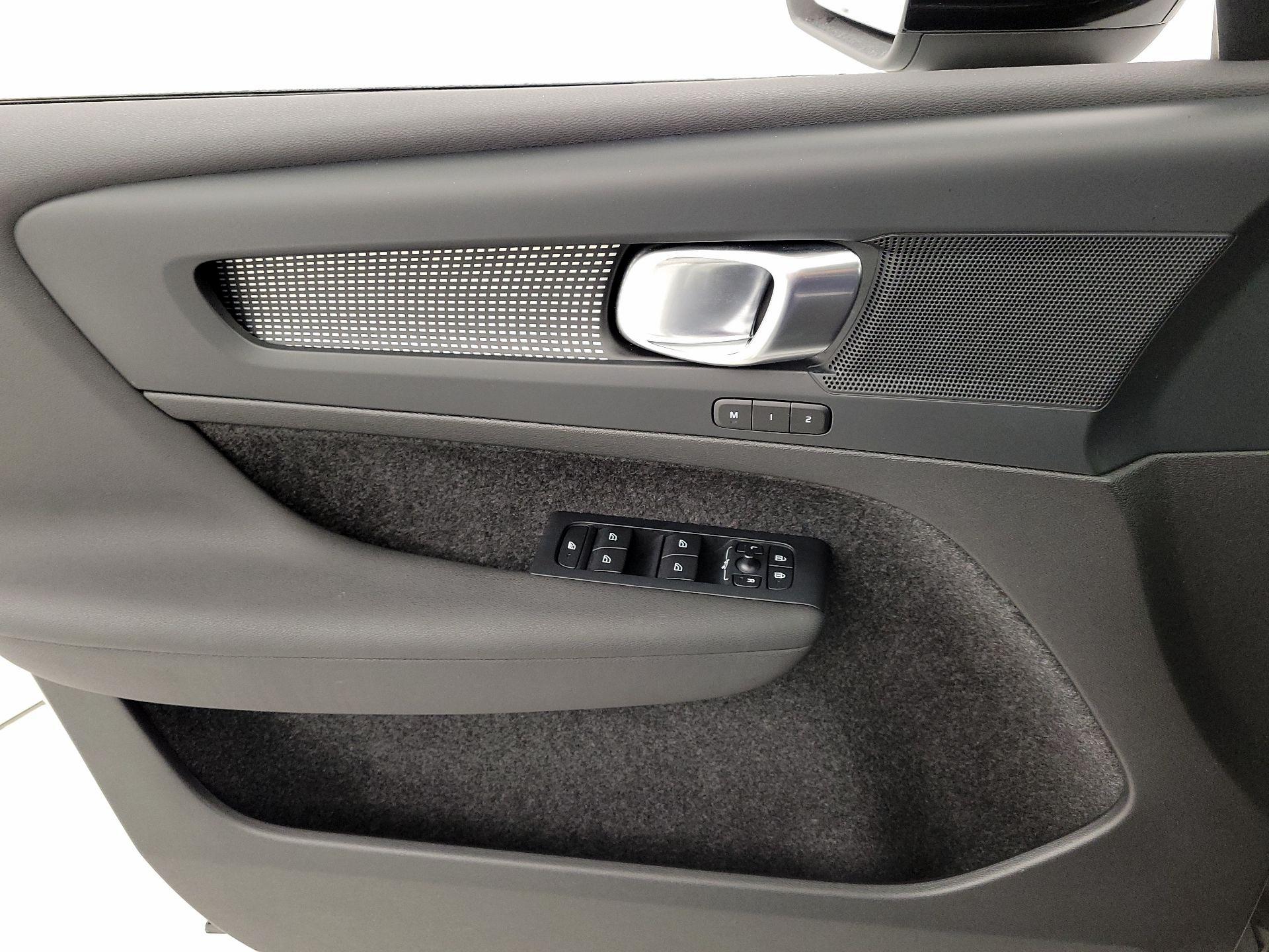 Thumbnail: 2023 Volvo XC40 - 12