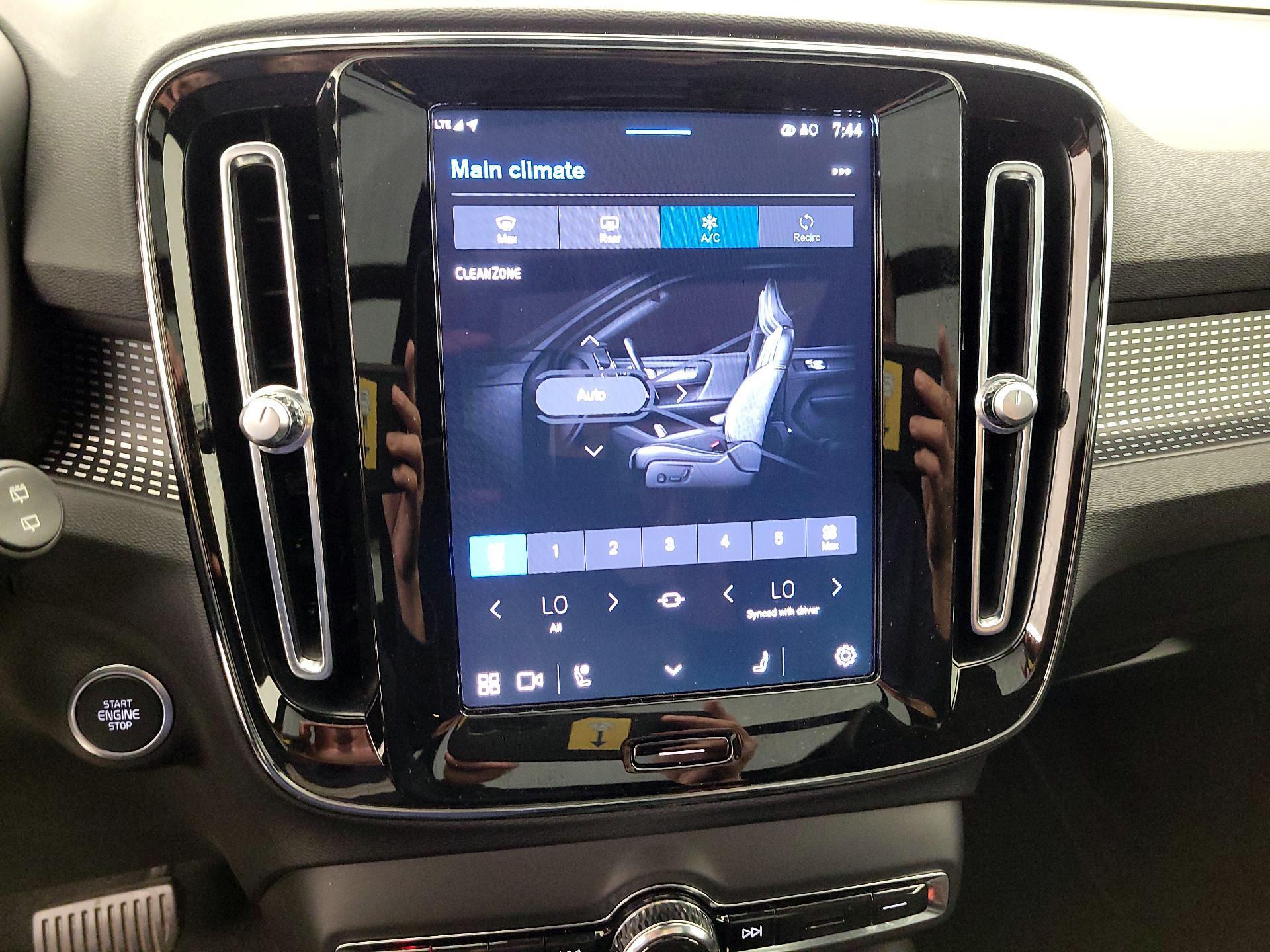 Thumbnail: 2023 Volvo XC40 - 17