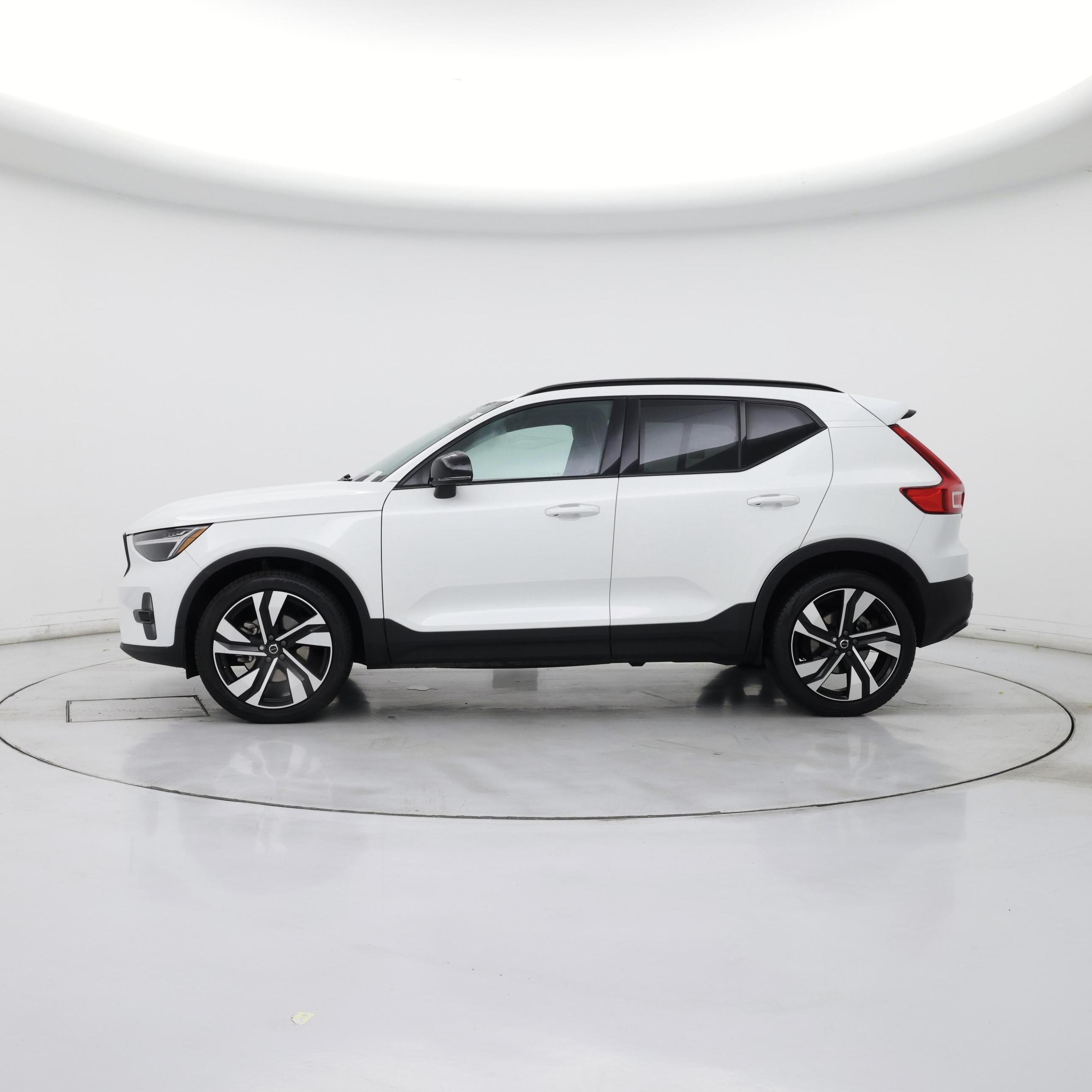 Thumbnail: 2023 Volvo XC40 - 3