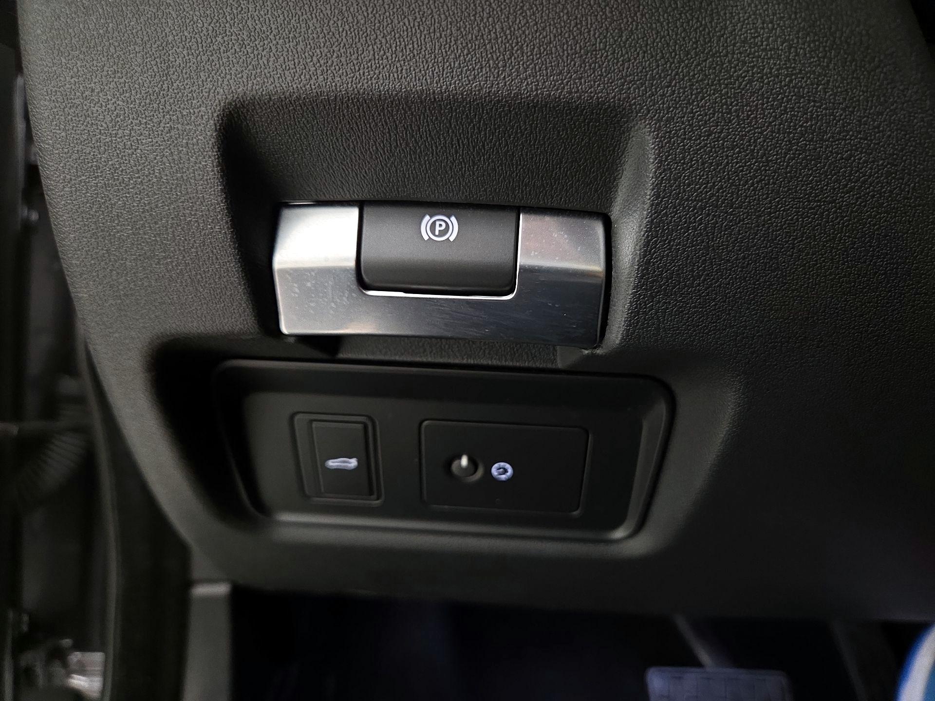 Thumbnail: 2020 Jaguar XE - 13