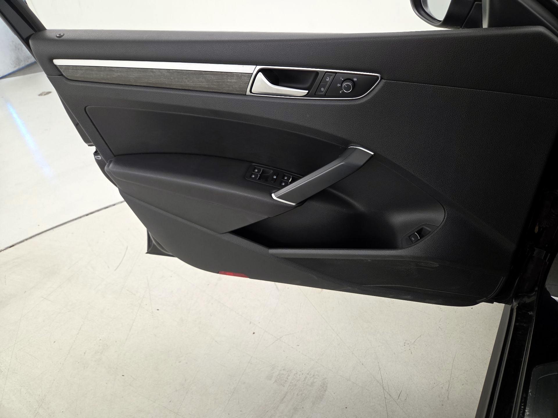 Thumbnail: 2017 Volkswagen Passat - 12