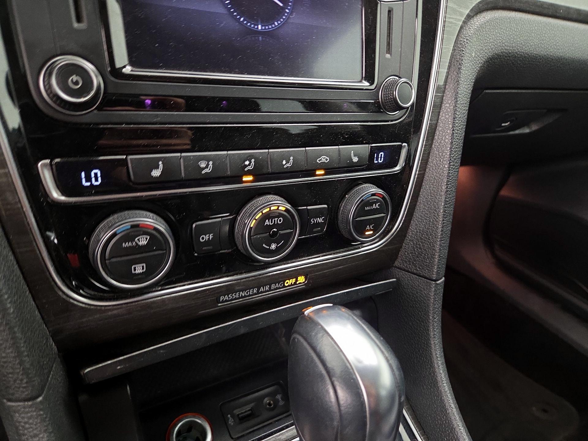 Thumbnail: 2017 Volkswagen Passat - 17