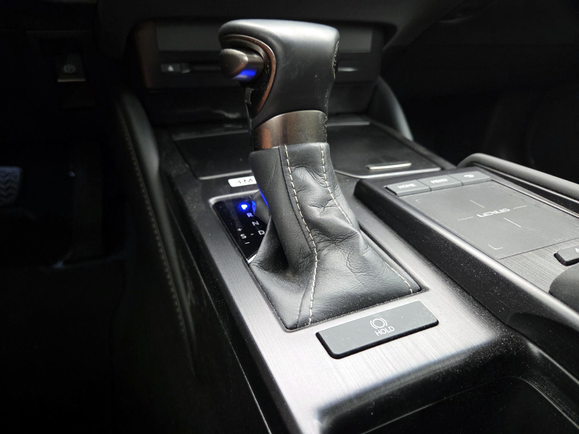 Thumbnail: 2021 Lexus ES - 17