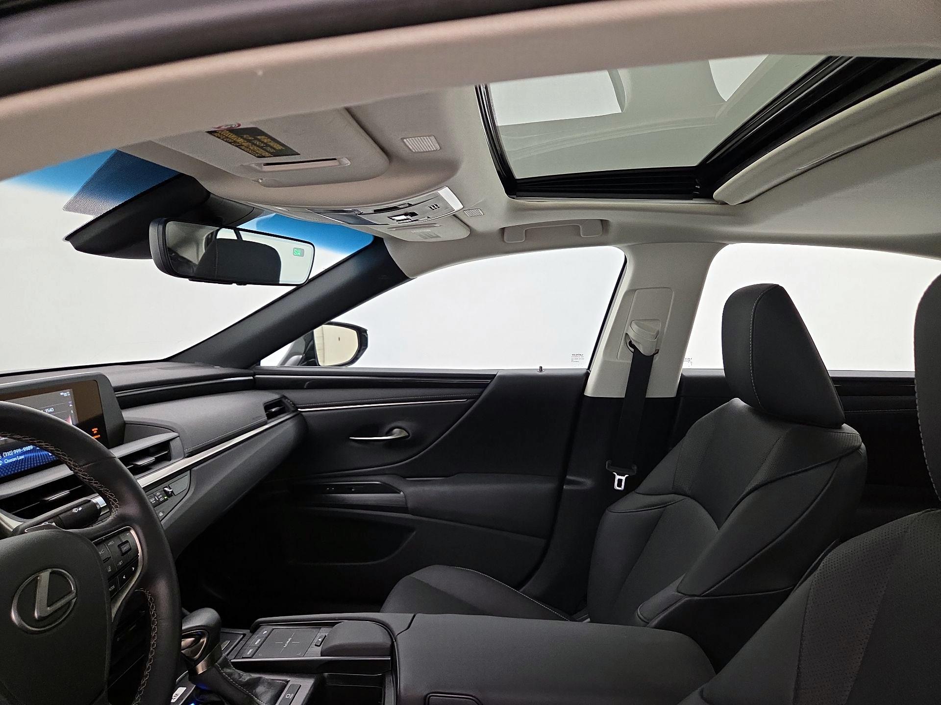 Thumbnail: 2021 Lexus ES - 19