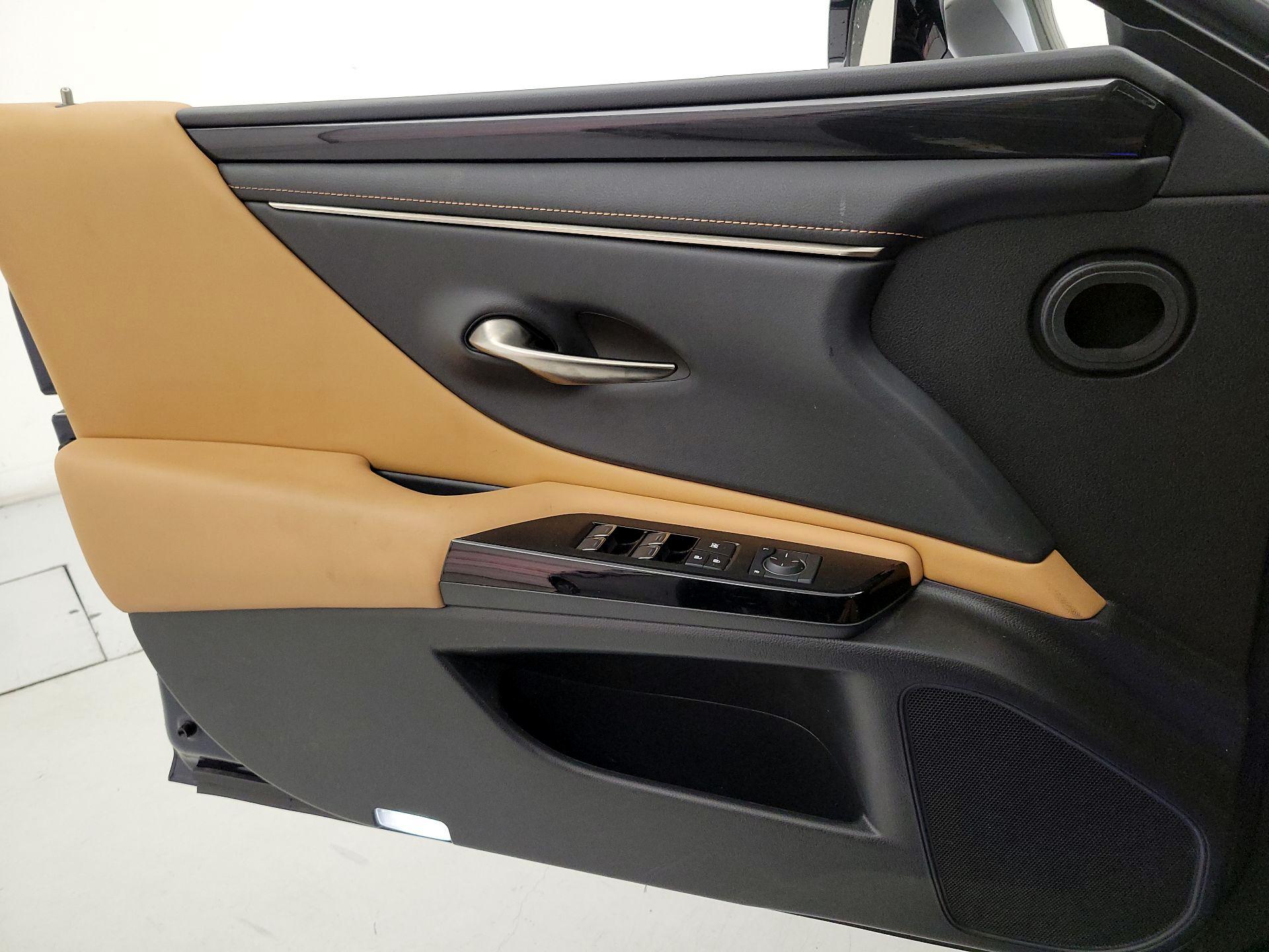 Thumbnail: 2022 Lexus ES - 12