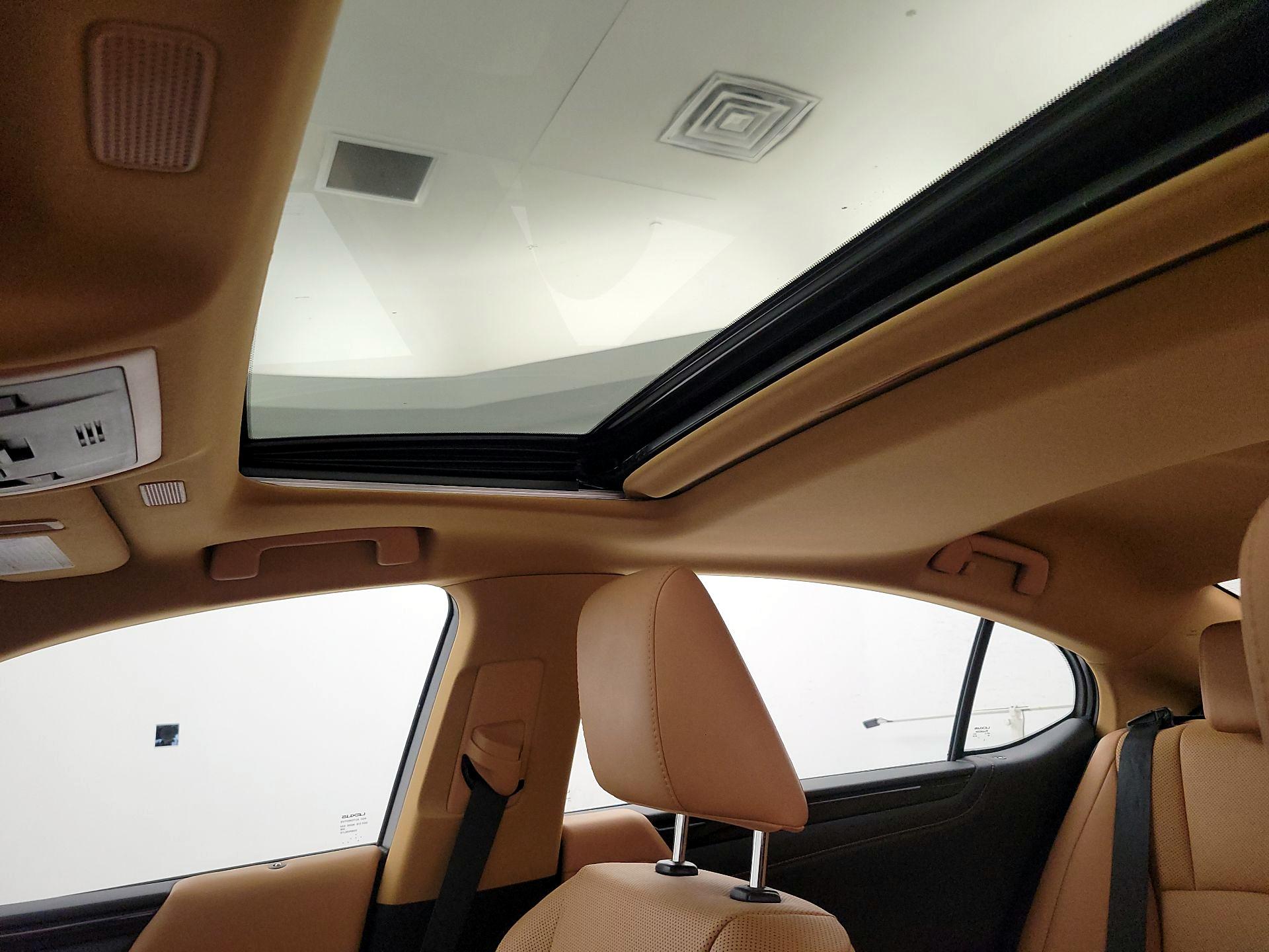 Thumbnail: 2022 Lexus ES - 19