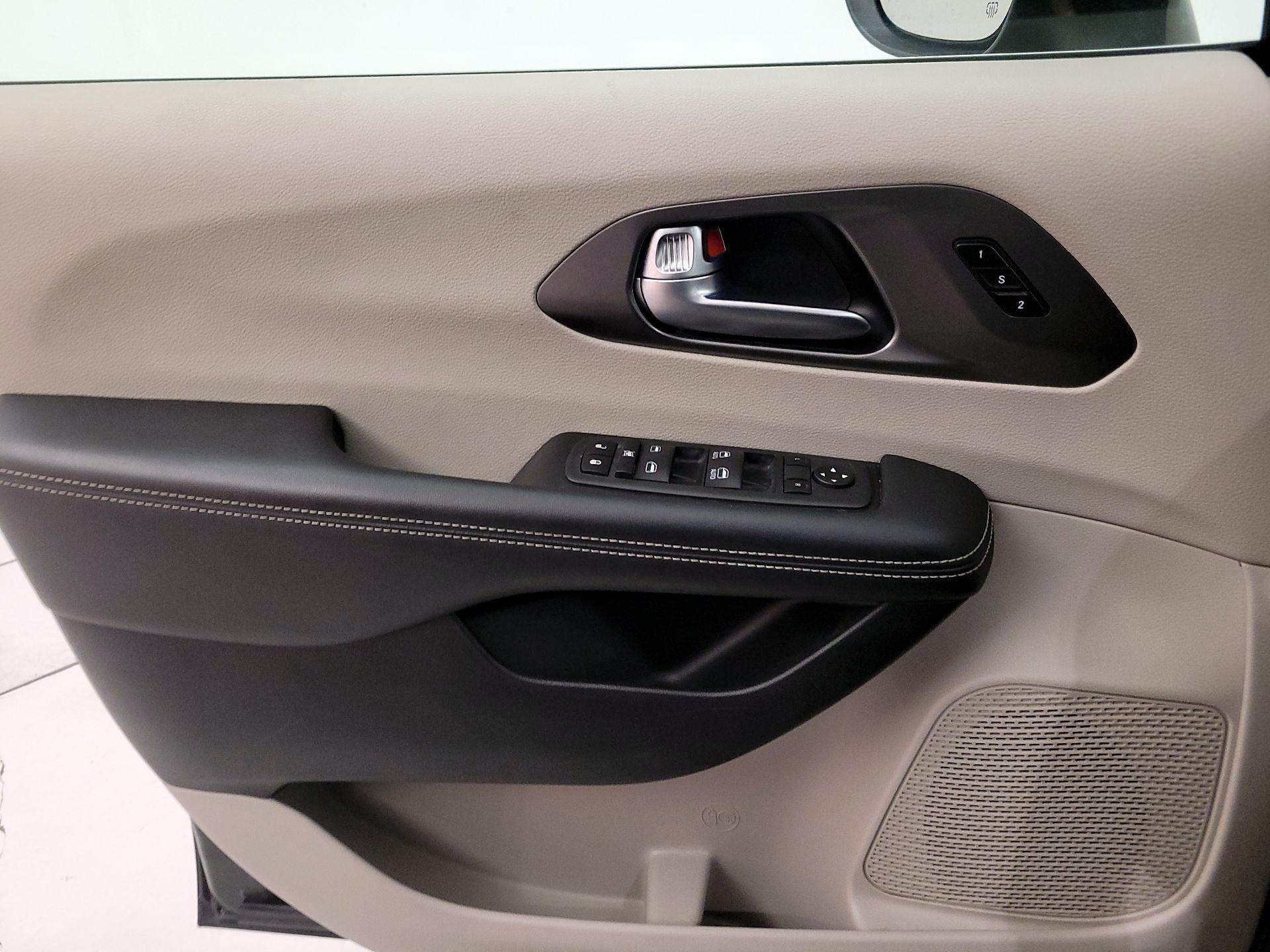 Thumbnail: 2023 Chrysler Pacifica - 12