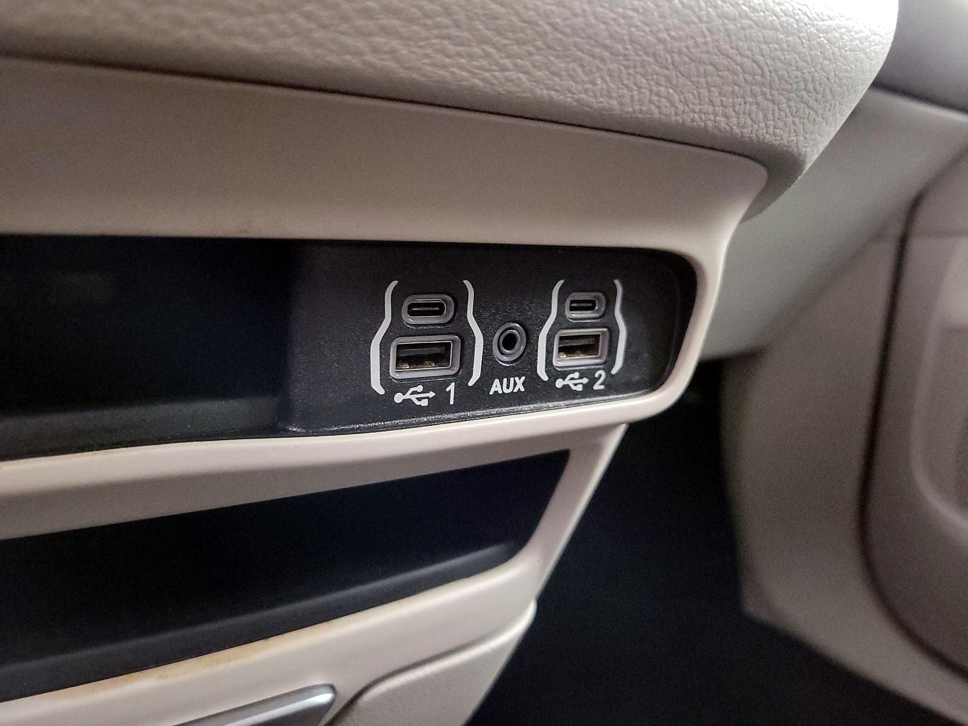 Thumbnail: 2023 Chrysler Pacifica - 18