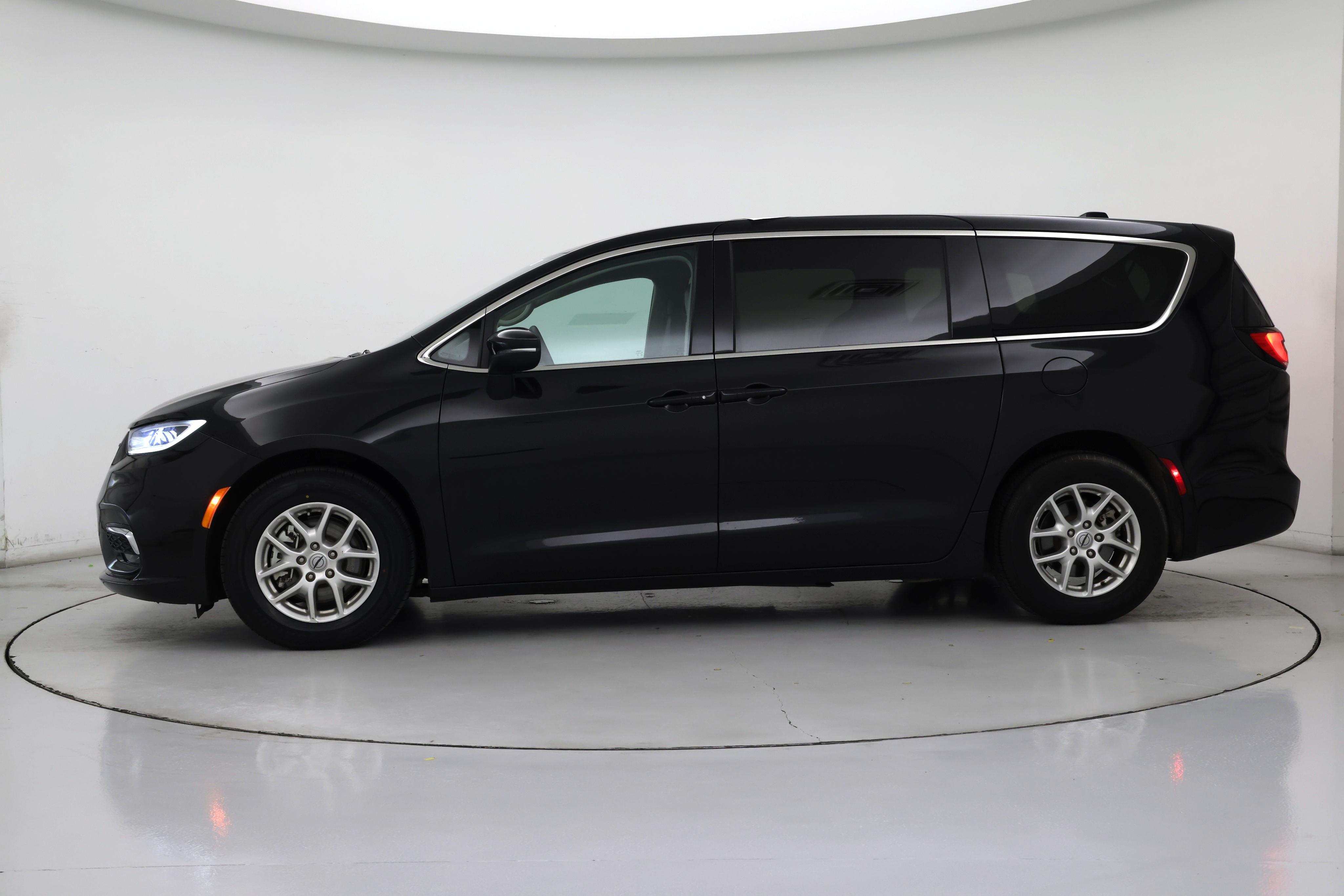 Thumbnail: 2023 Chrysler Pacifica - 3